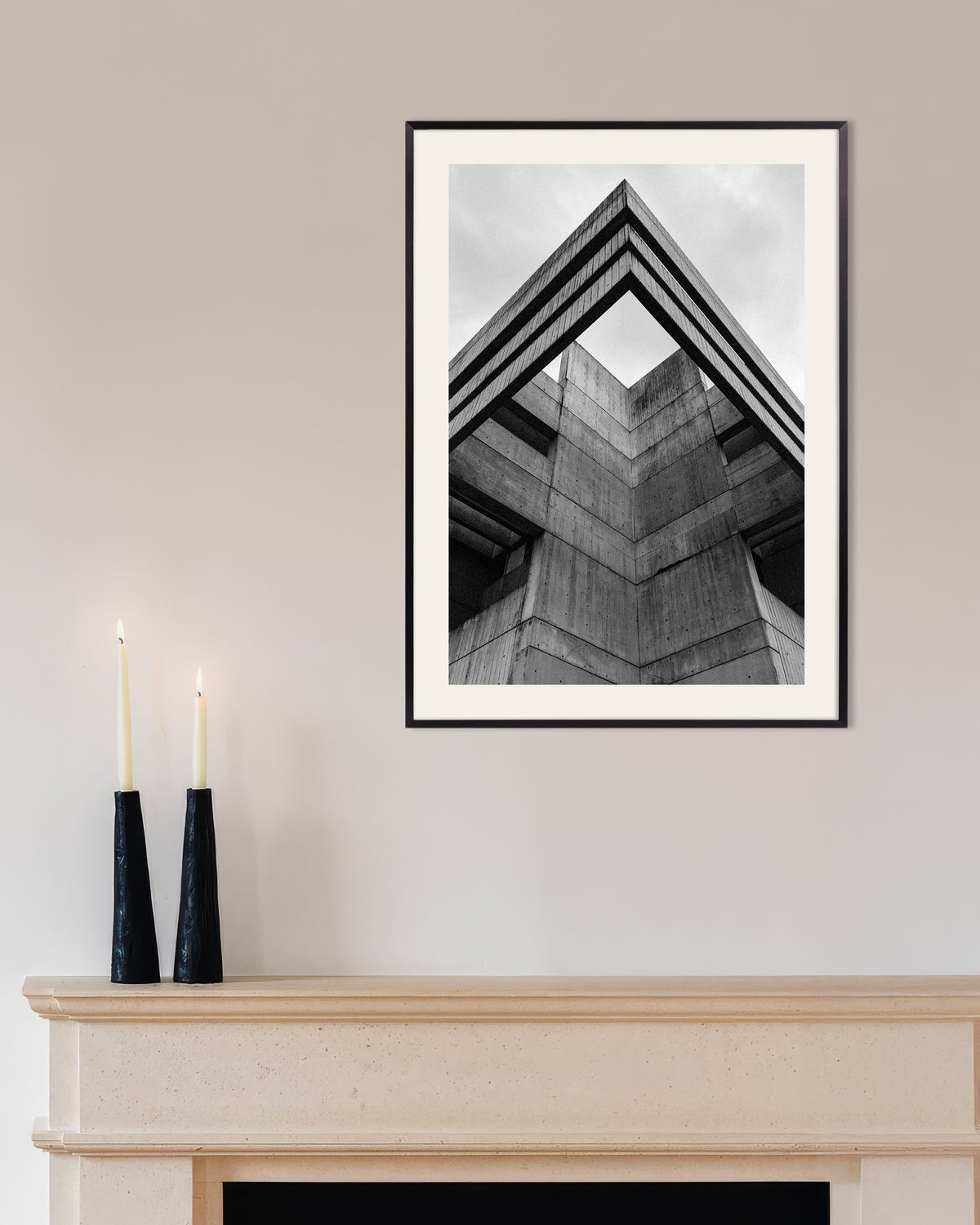 Poster ‘Betonnen dakrand van onderaf bekeken’, met metalen lijst