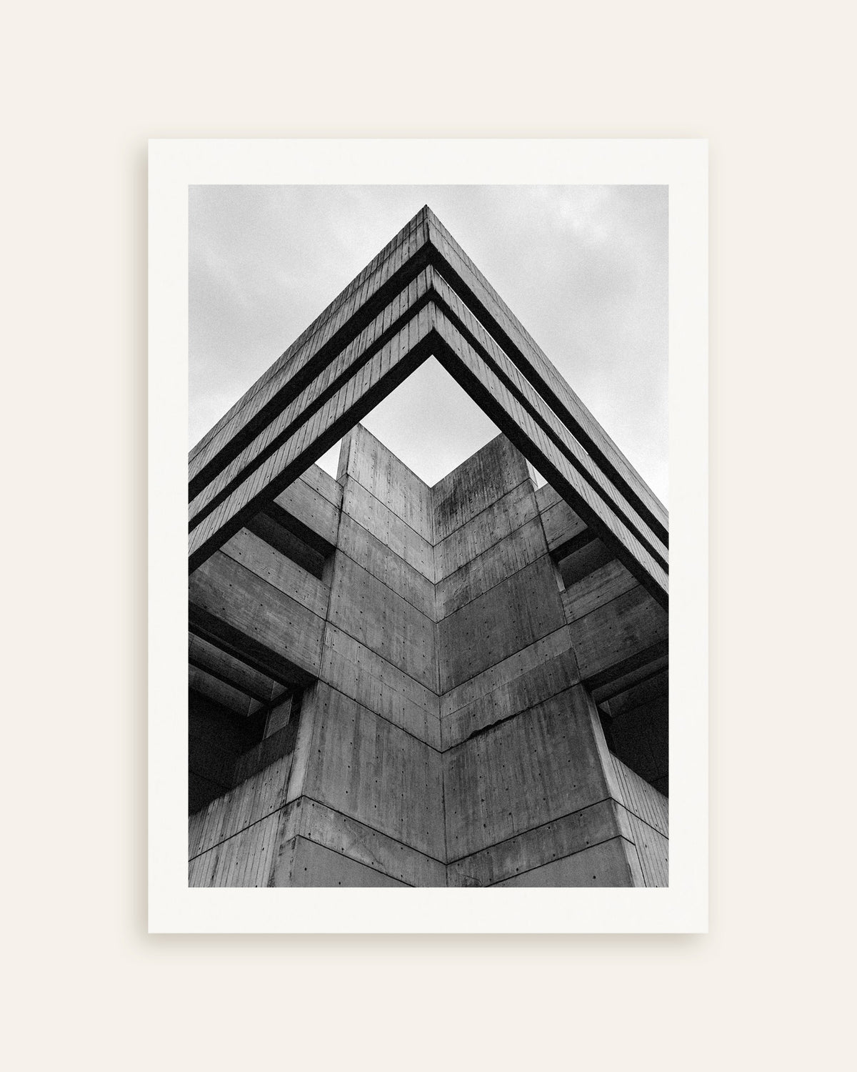 Poster ‘Betonnen dakrand van onderaf bekeken’, miniatuur