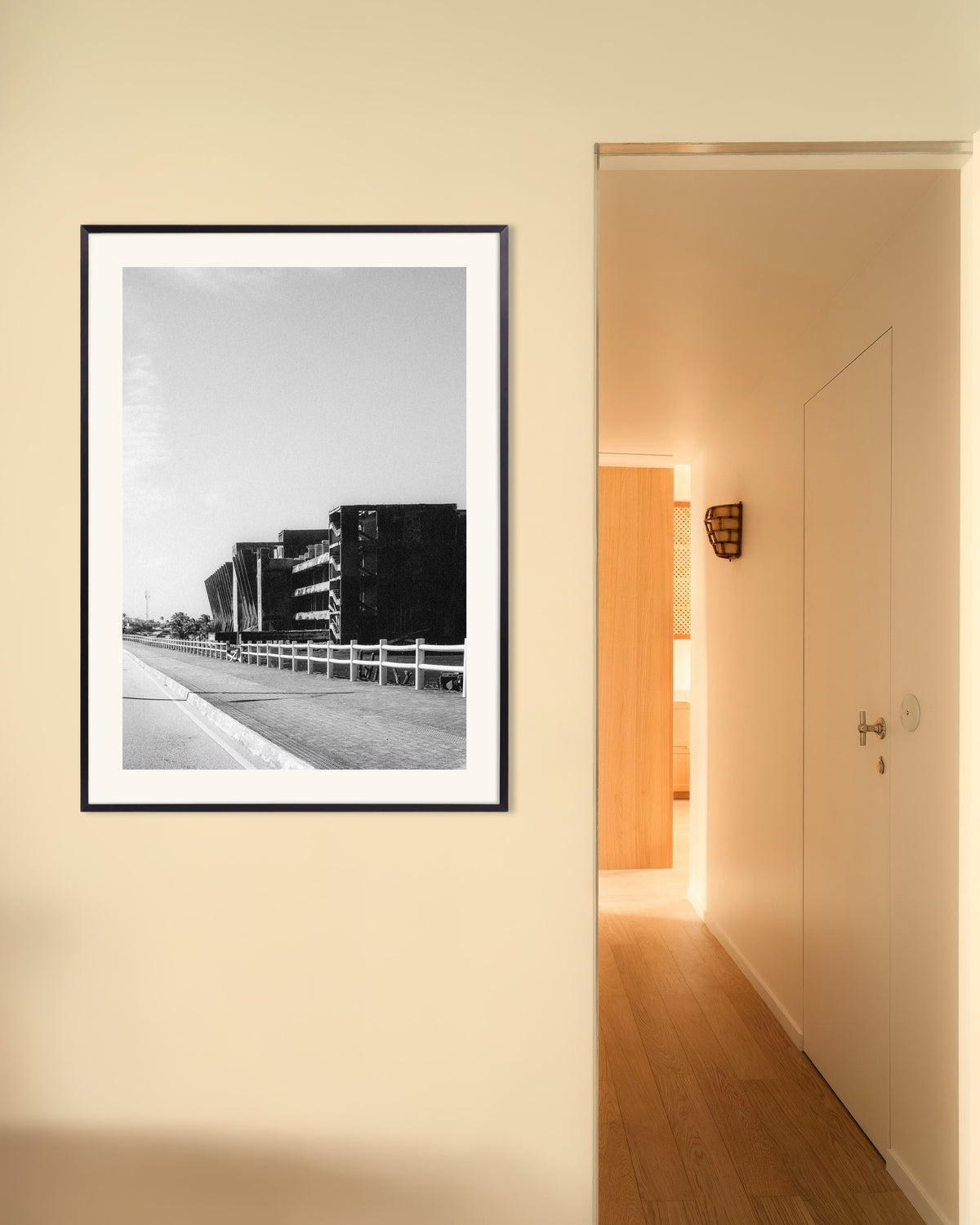 Poster ‘Betonruïne langs de weg’, met metalen lijst