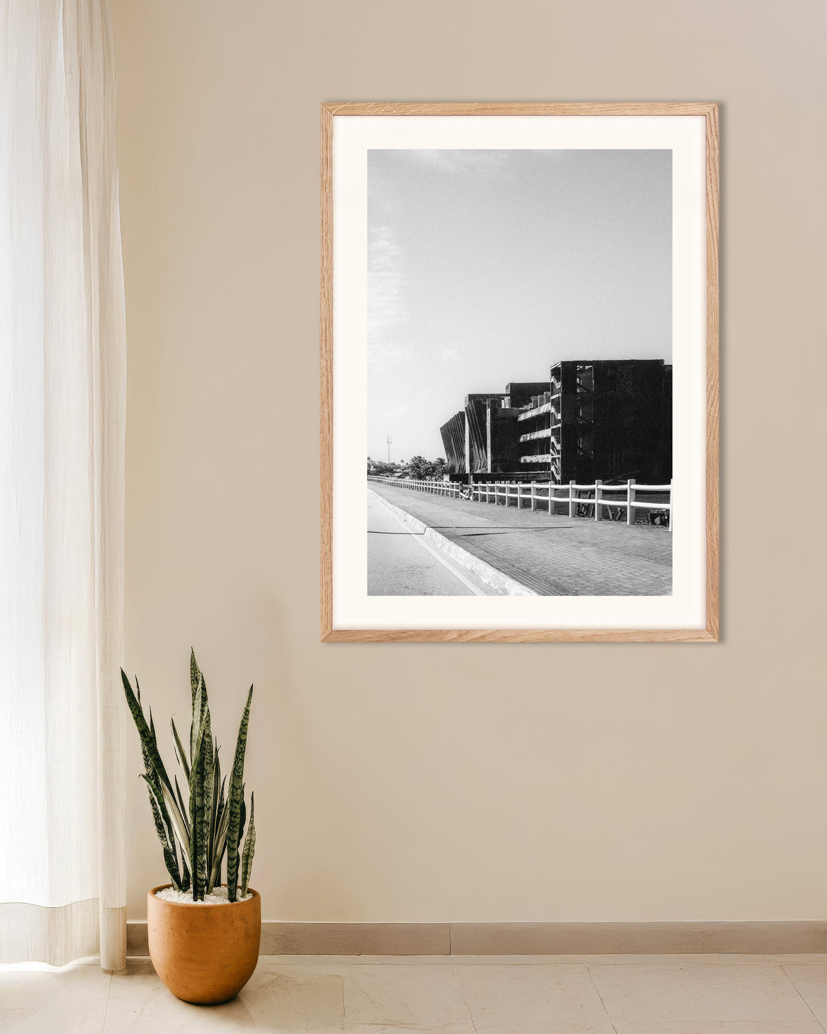 Poster ‘Betonruïne langs de weg’, met naturel houten lijst
