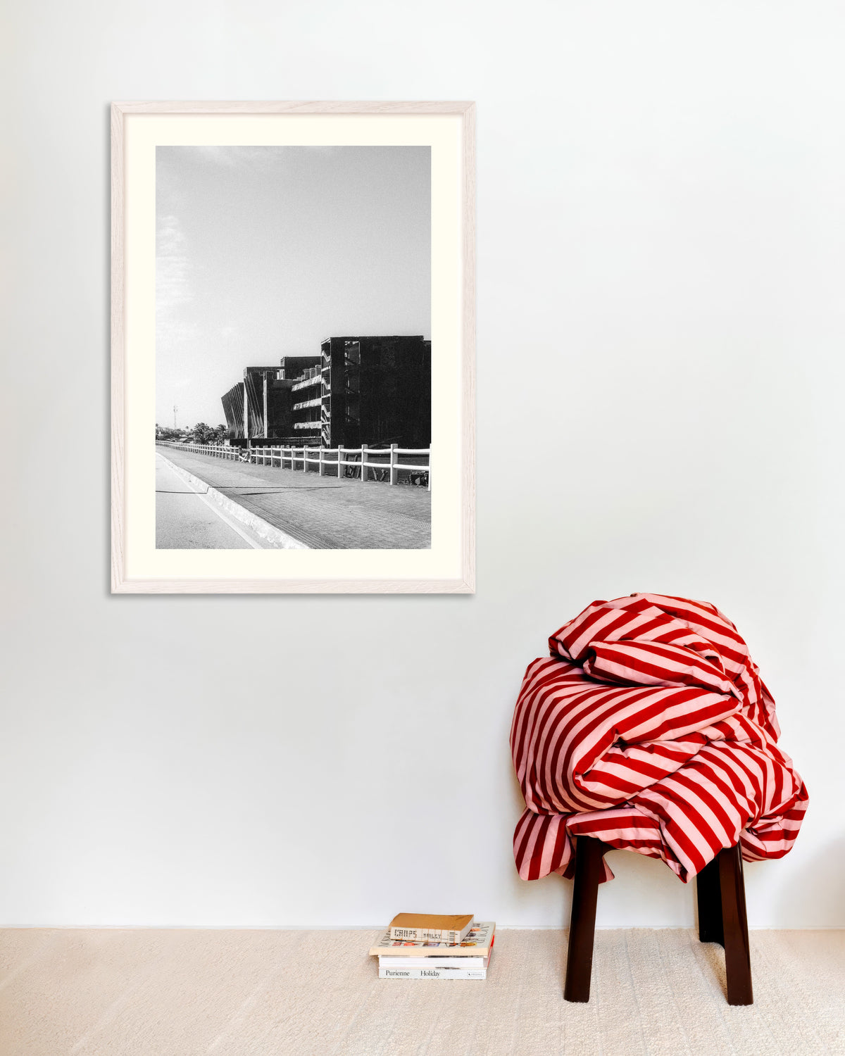 Poster ‘Betonruïne langs de weg’, met witte houten lijst