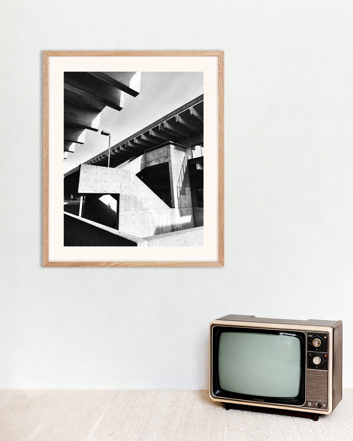 Poster ‘Betonnen trap in het zonlicht’, met naturel houten lijst