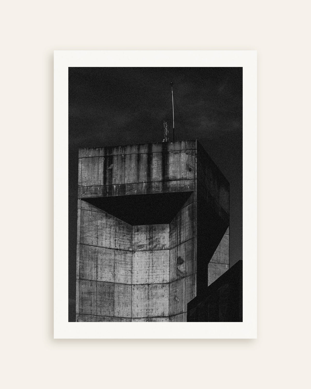 Poster ‘Betonnen torentop bij nacht’, miniatuur