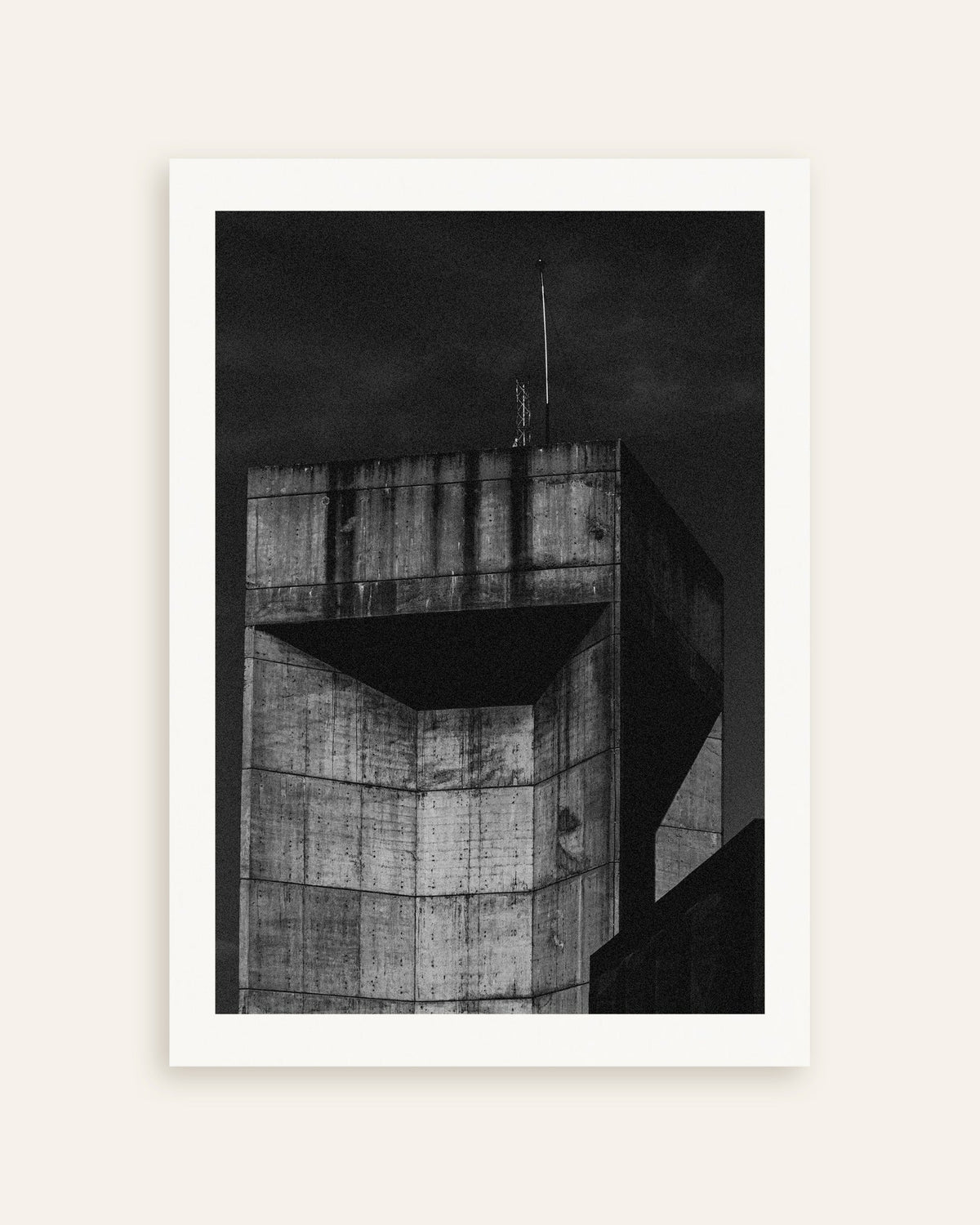 Poster ‘Betonnen torentop bij nacht’, miniatuur
