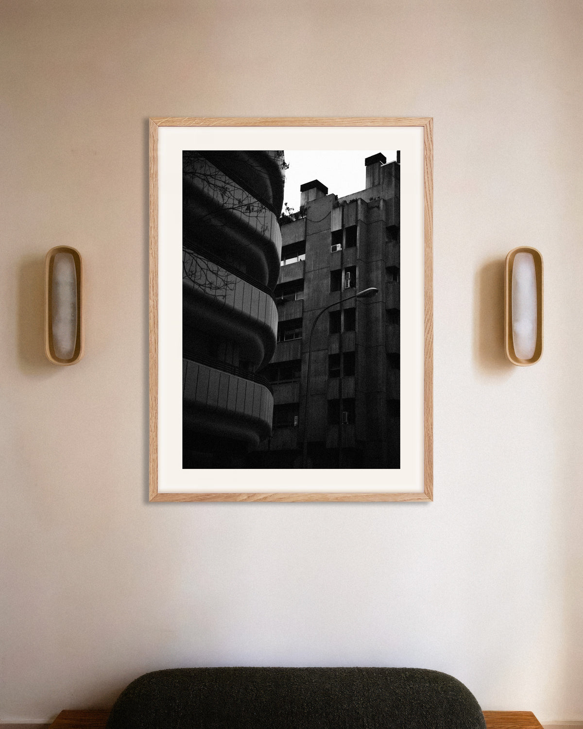 Poster ‘Gebogen gevel en betonnen toren’, met naturel houten lijst