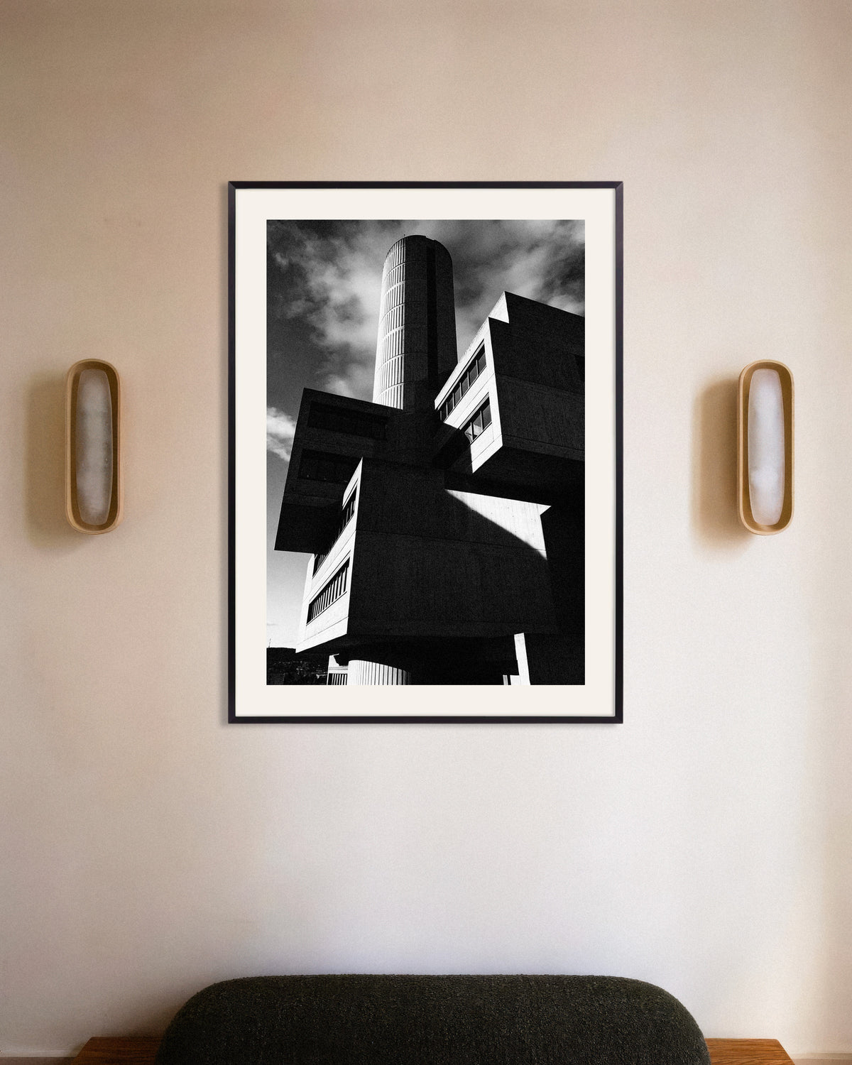 Poster ‘Cilindertoren en zwevende blokken’, met metalen lijst