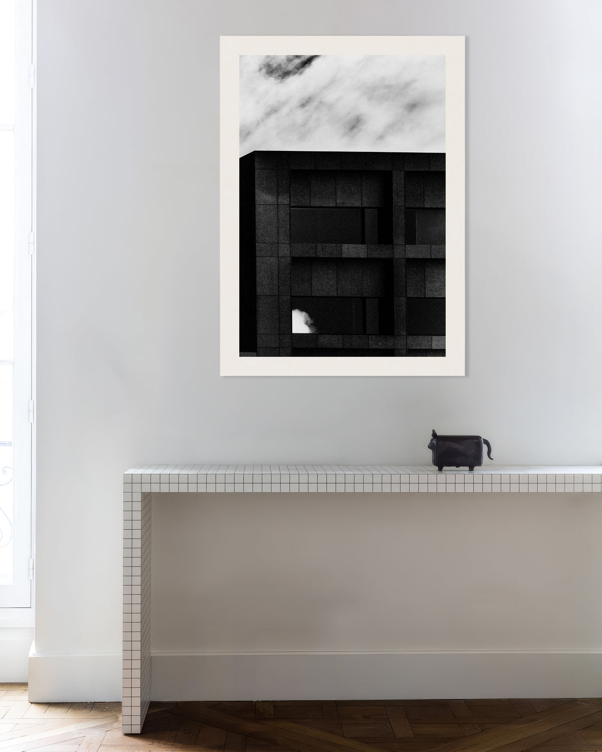 Poster ‘Donkere gevel en voorbijdrijvende wolk’