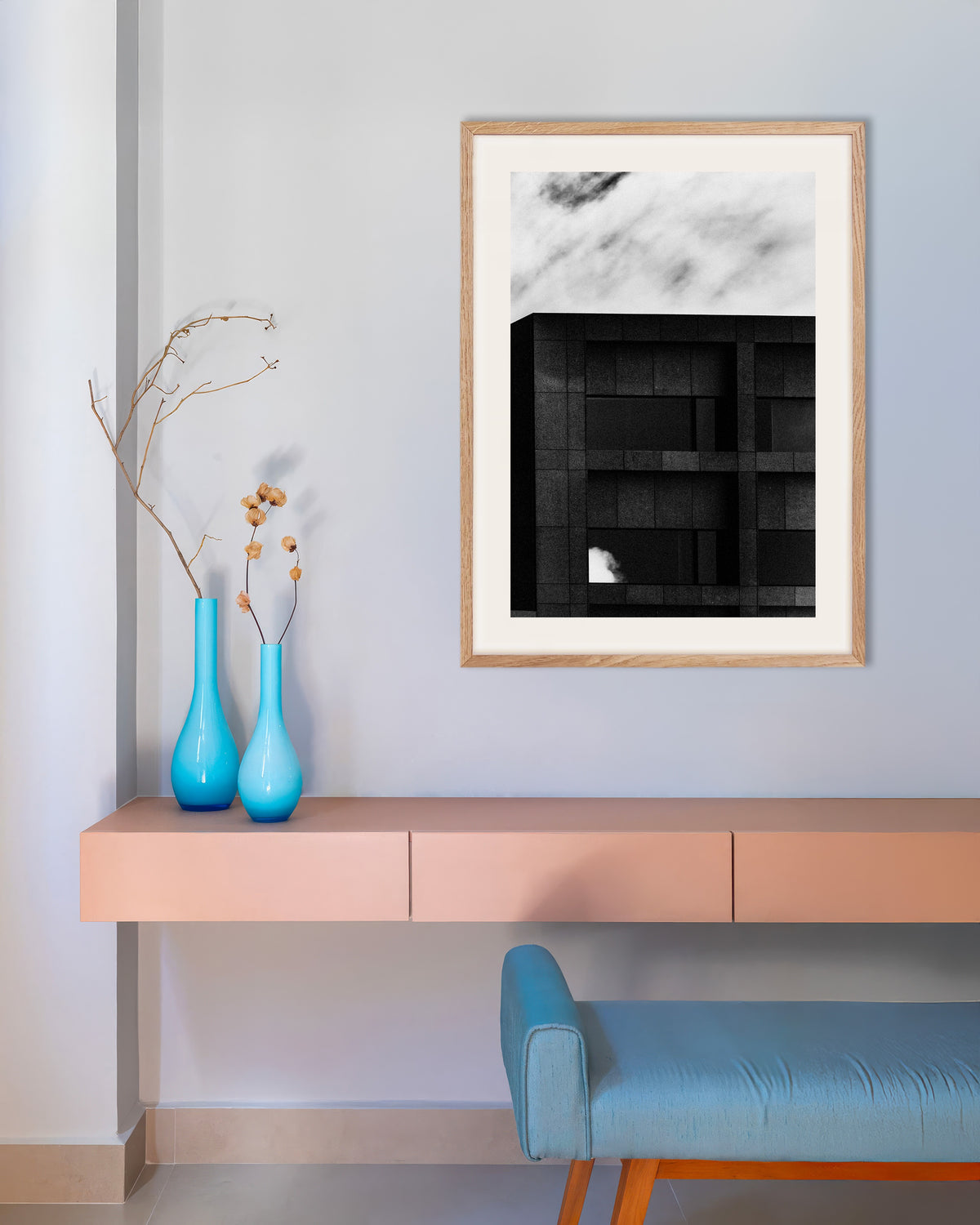 Poster ‘Donkere gevel en voorbijdrijvende wolk’, met naturel houten lijst