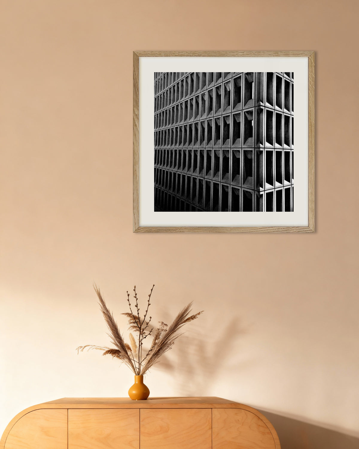 Poster ‘Hoek met diep raamraster’, met naturel houten lijst