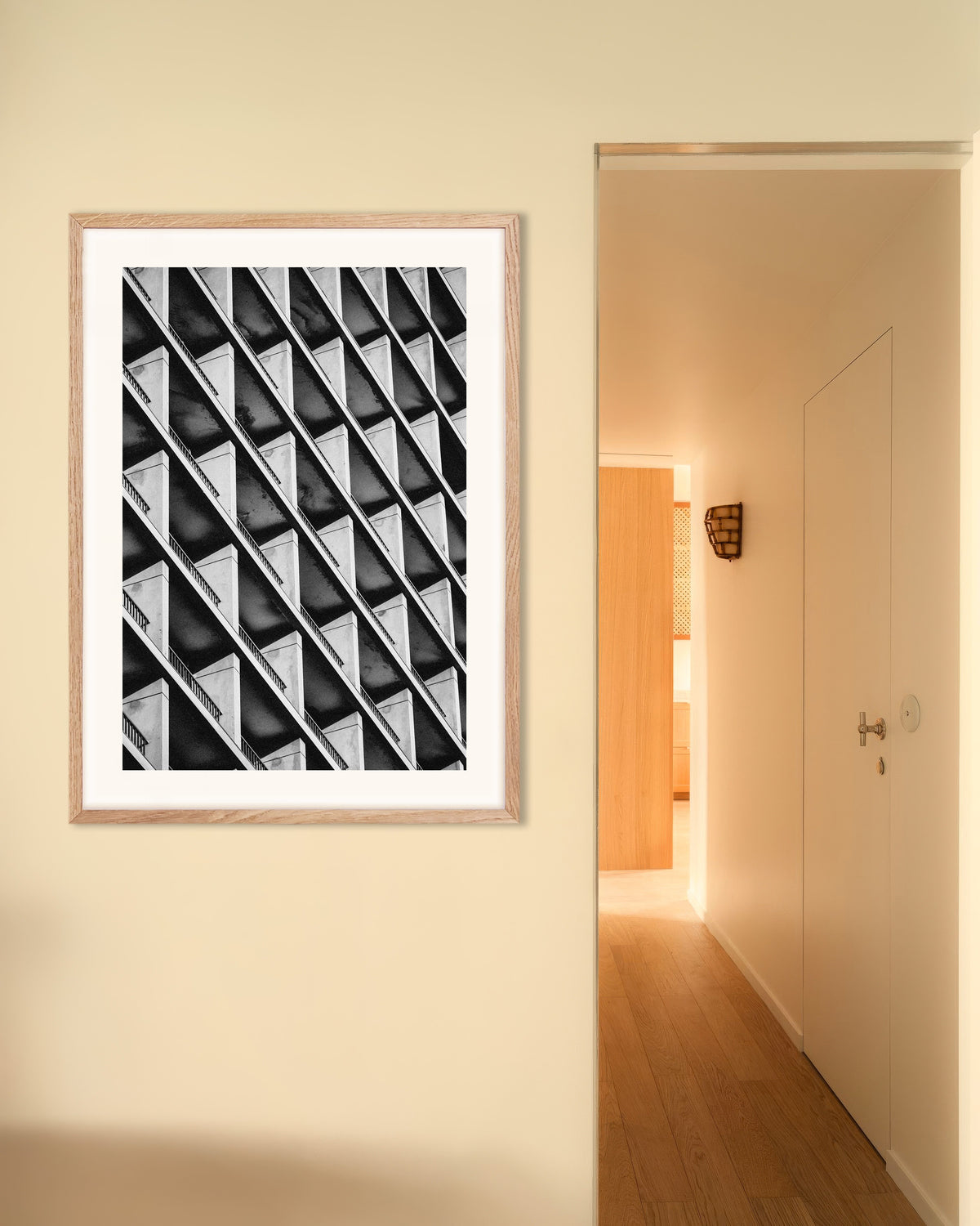 Poster ‘Diagonaal ritme van balkons’, met naturel houten lijst