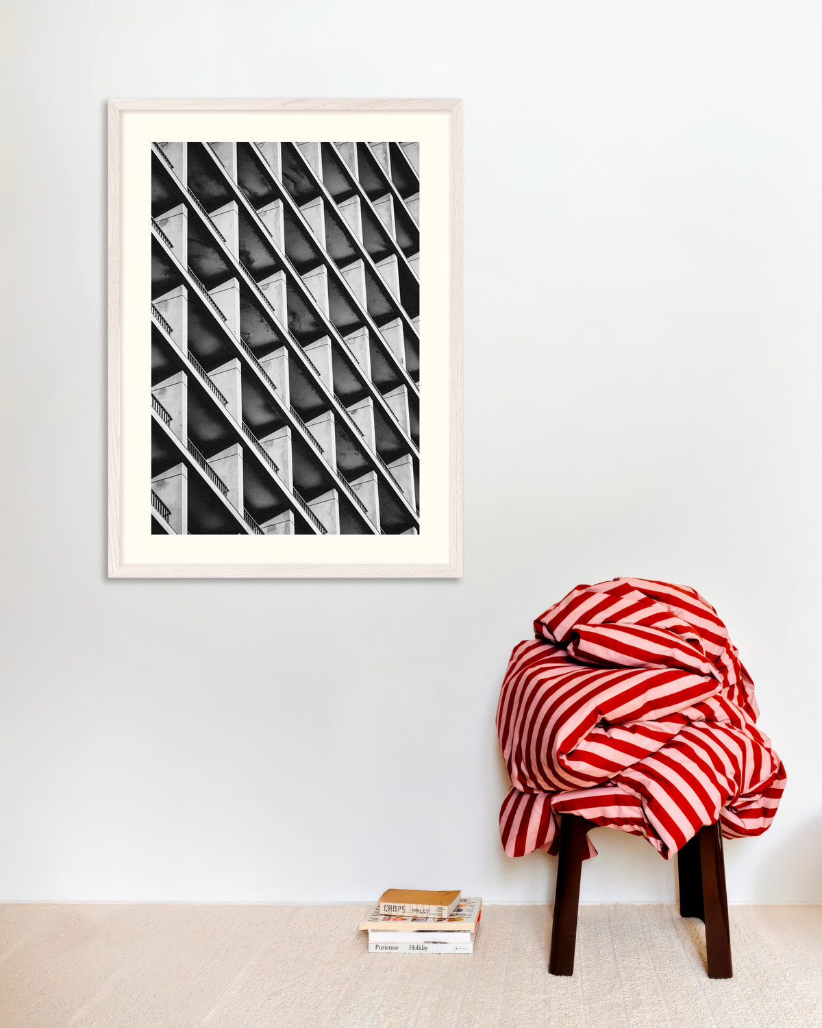 Poster ‘Diagonaal ritme van balkons’, met witte houten lijst