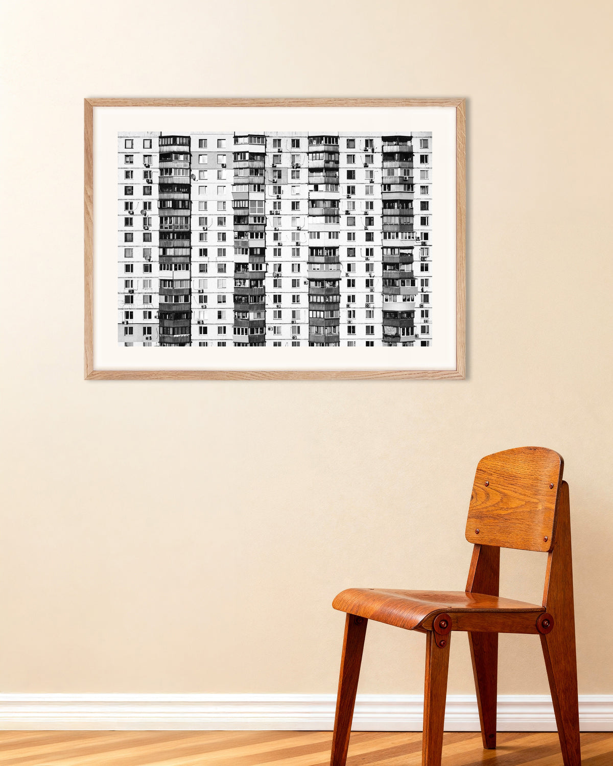 Poster ‘Eindeloos flatgebouw’, met naturel houten lijst