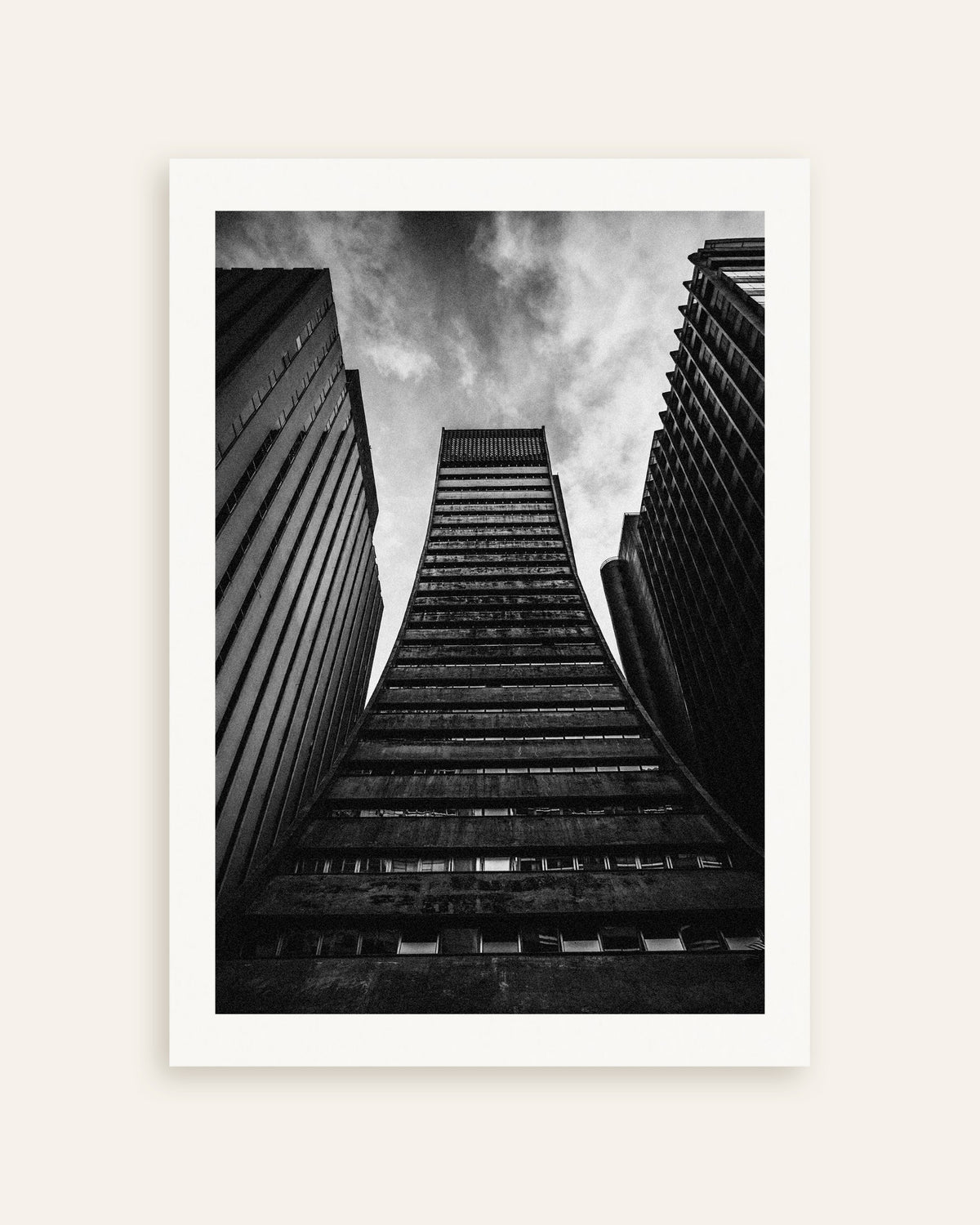 Poster ‘Uitlopende toren tussen reuzen’, miniatuur