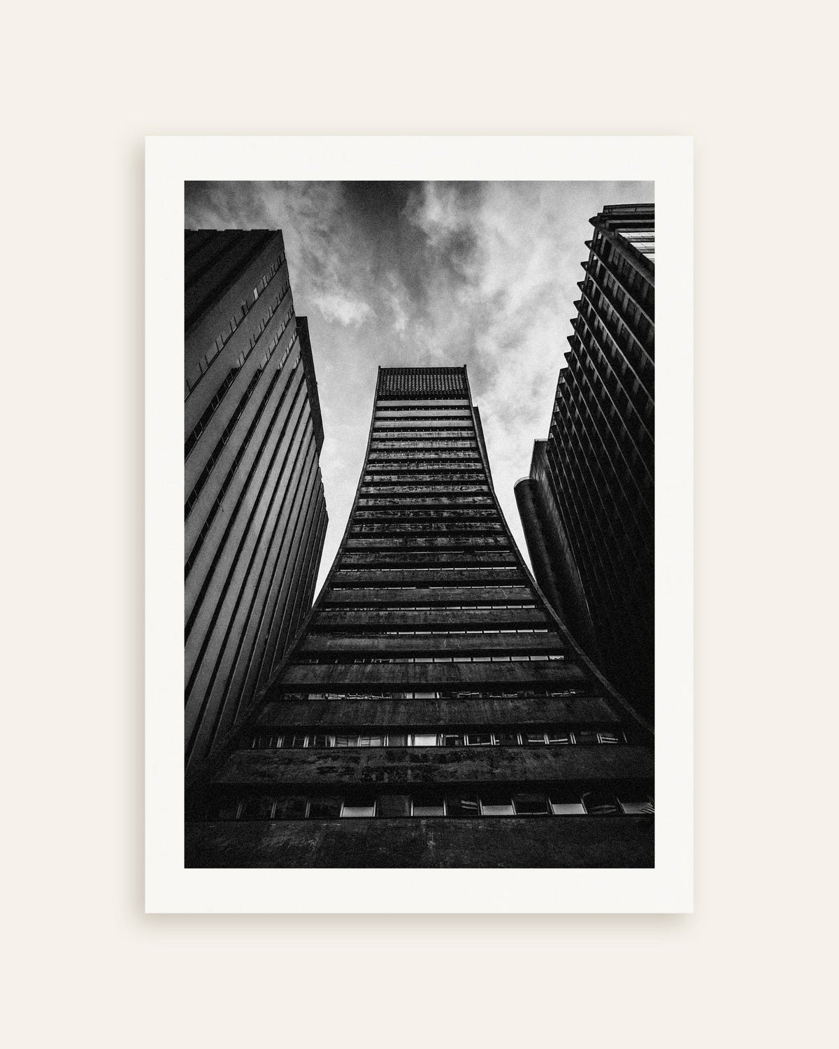 Poster ‘Uitlopende toren tussen reuzen’, miniatuur