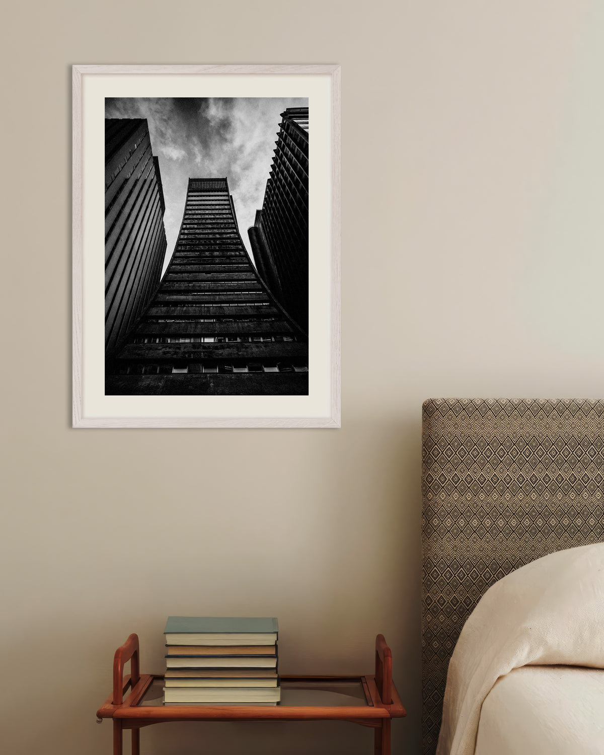Poster ‘Uitlopende toren tussen reuzen’, met witte houten lijst