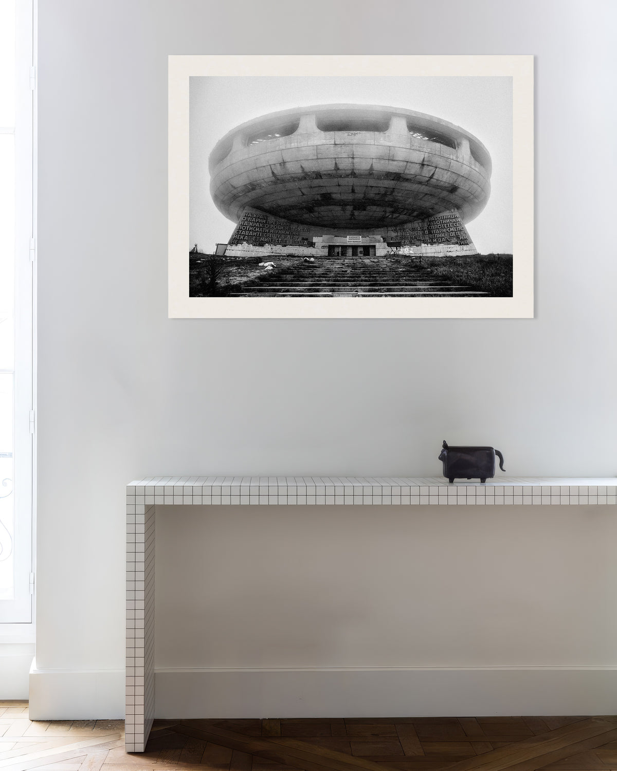 Poster ‘Monument als vliegende schotel in de mist’