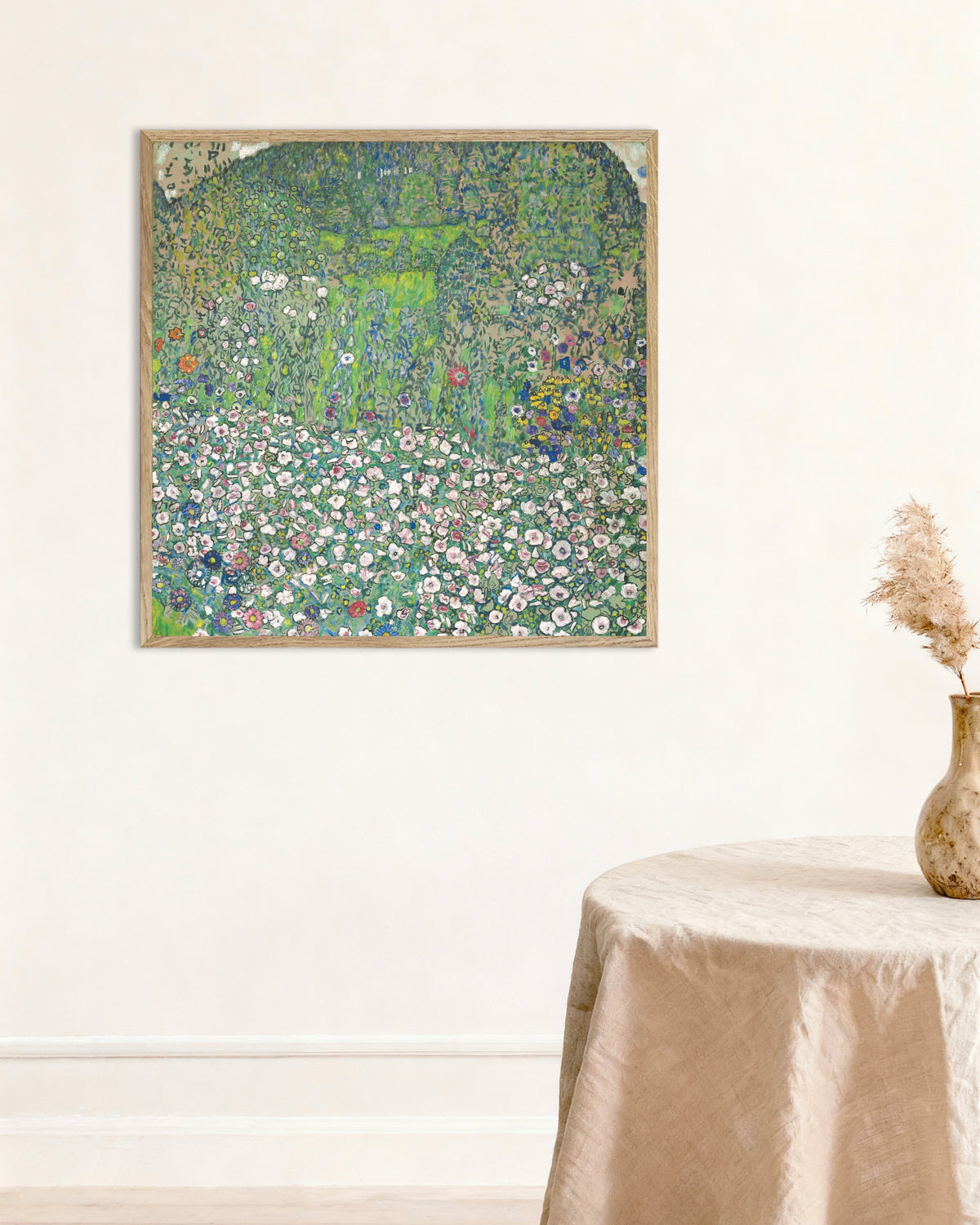 Poster de Paysage de jardin avec colline (1916) de Gustav Klimt, avec un cadre en bois naturel