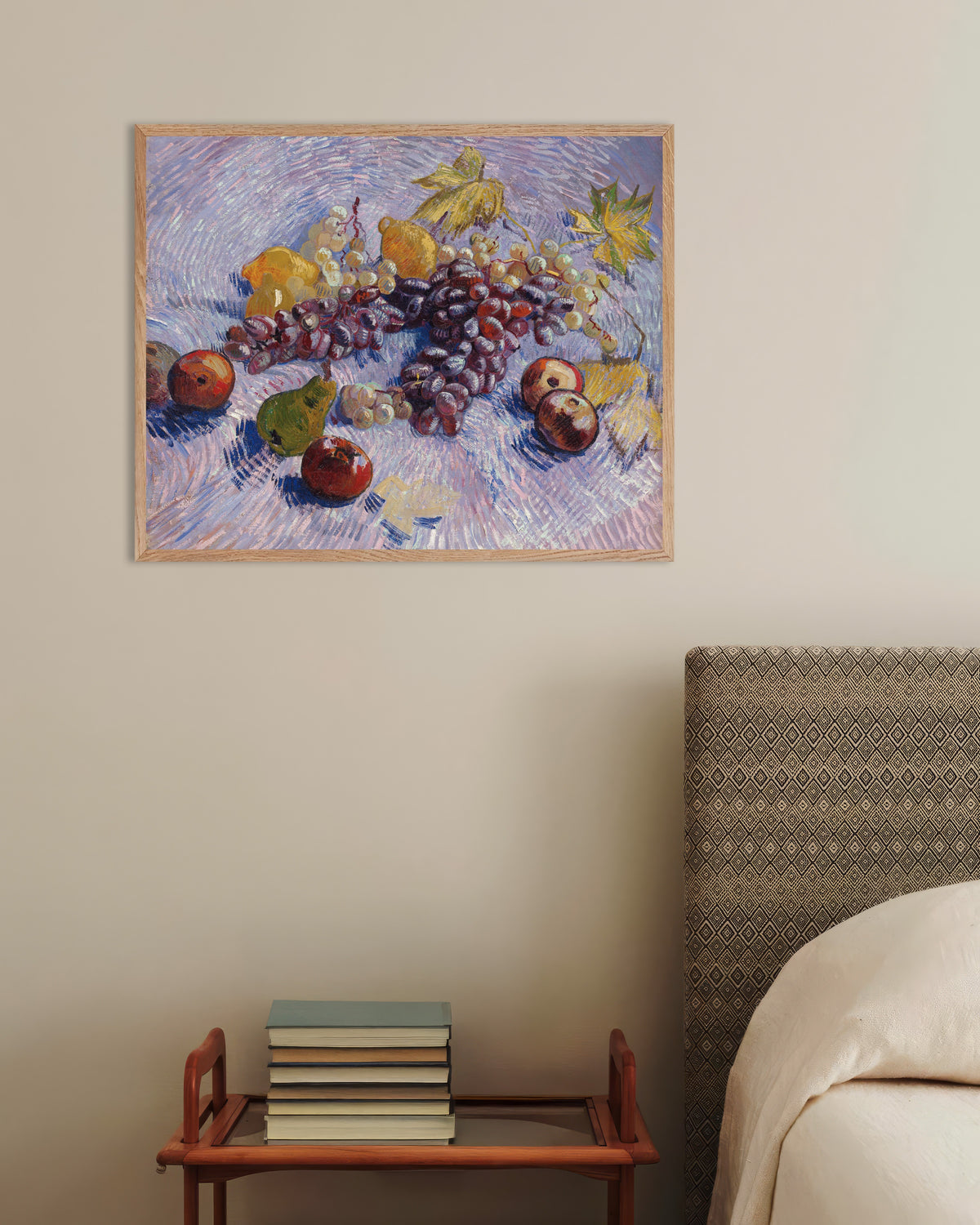 Poster van Druiven, citroenen, peren en appels (1887) van Vincent van Gogh, met een lijst van naturel hout