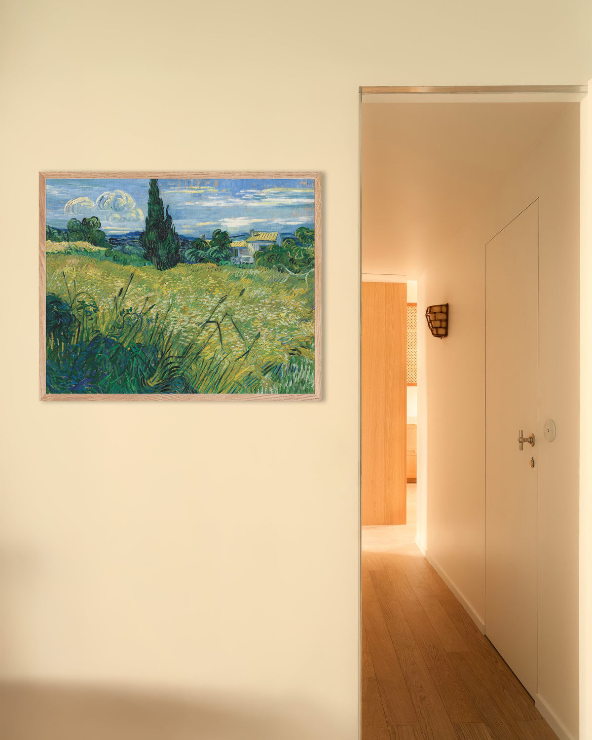 Poster Champ de blé vert avec cyprès (1889) de Vincent van Gogh, avec un cadre en bois naturel