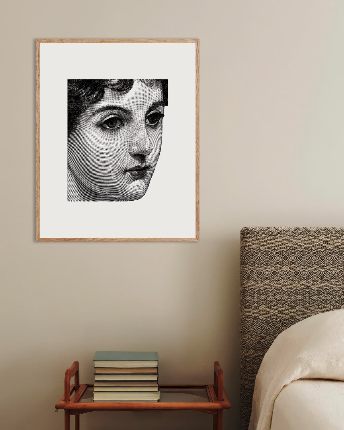 Poster van Halftoonportret van een vrouw in zwart-wit, met naturel houten lijst