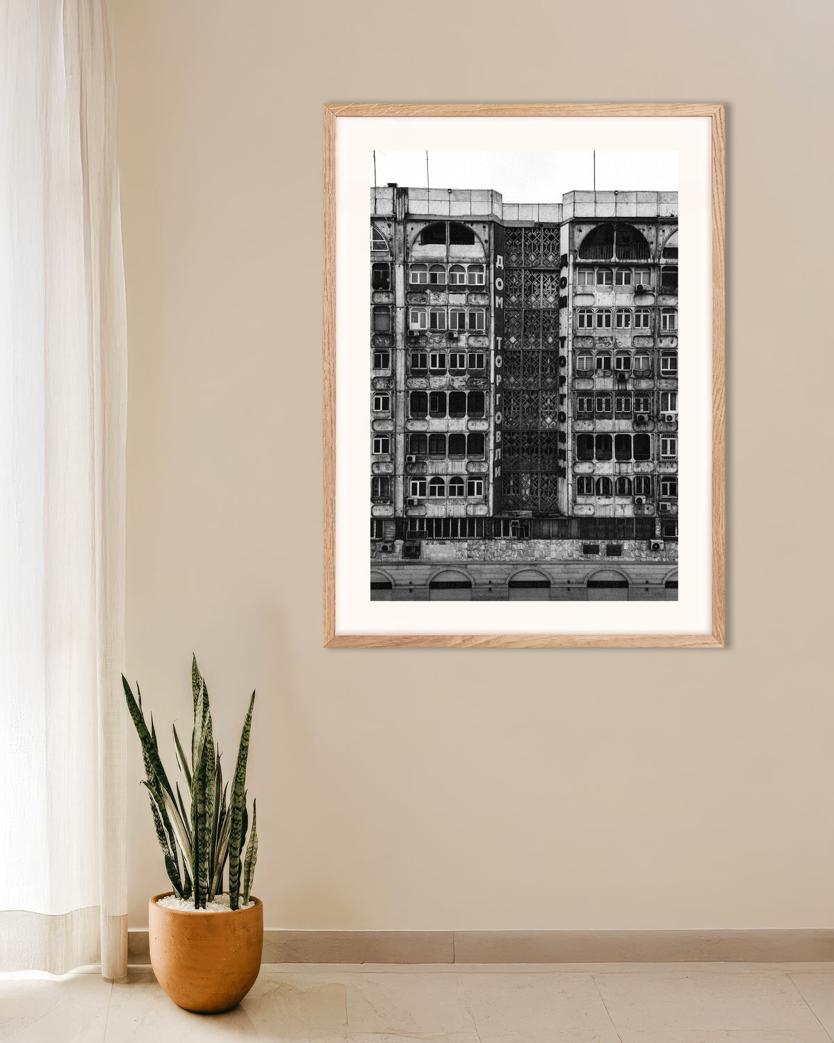 Poster ‘Gevel van het handelshuis’, met naturel houten lijst