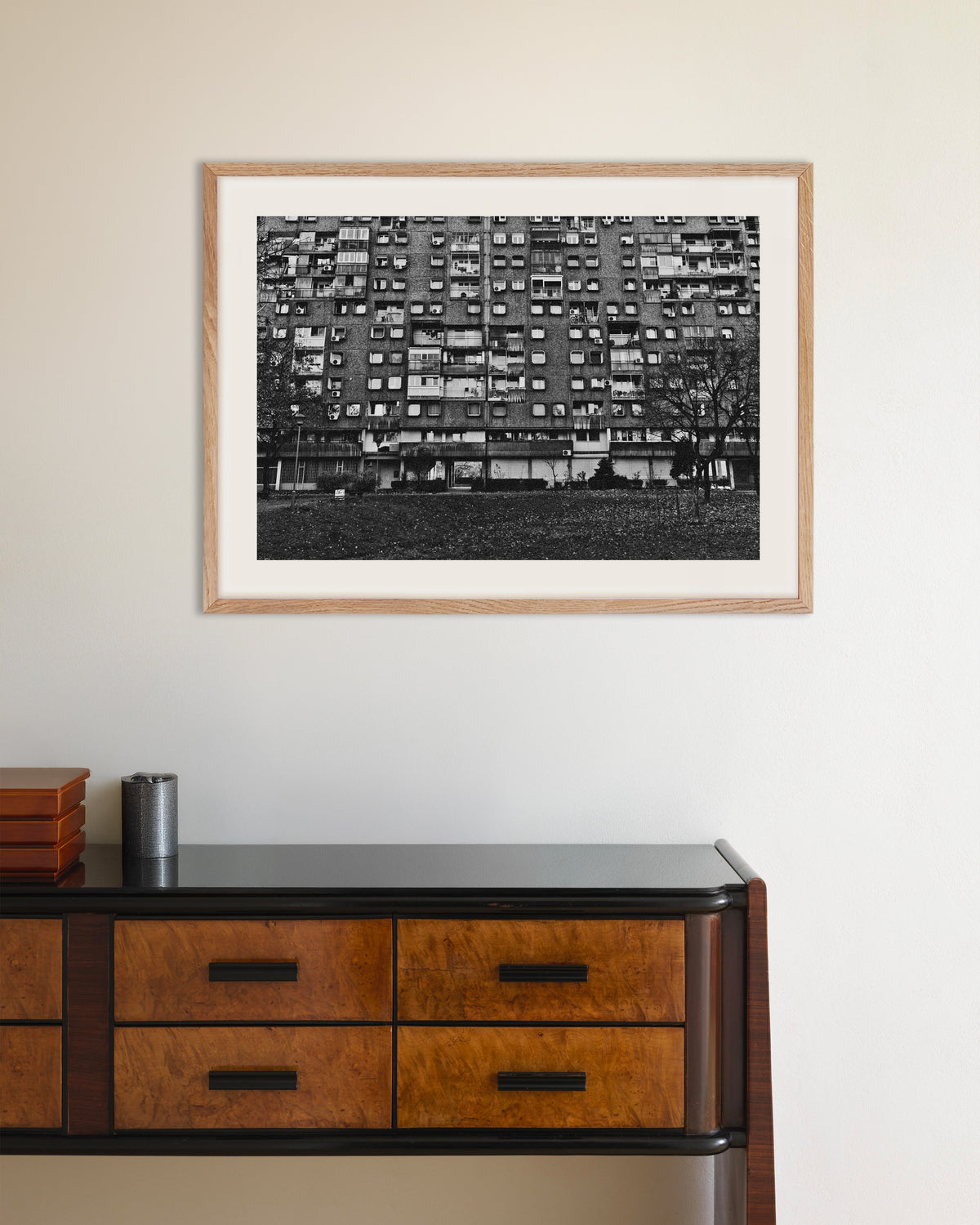 Poster ‘Woonwijk in de herfst’, met naturel houten lijst