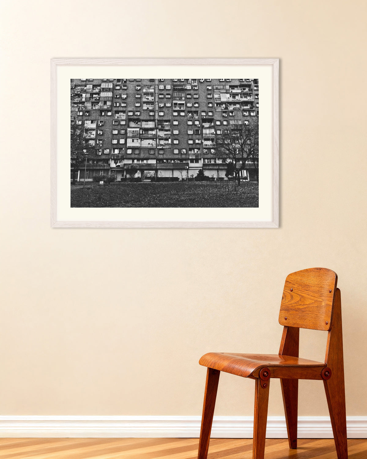 Poster ‘Woonwijk in de herfst’, met witte houten lijst