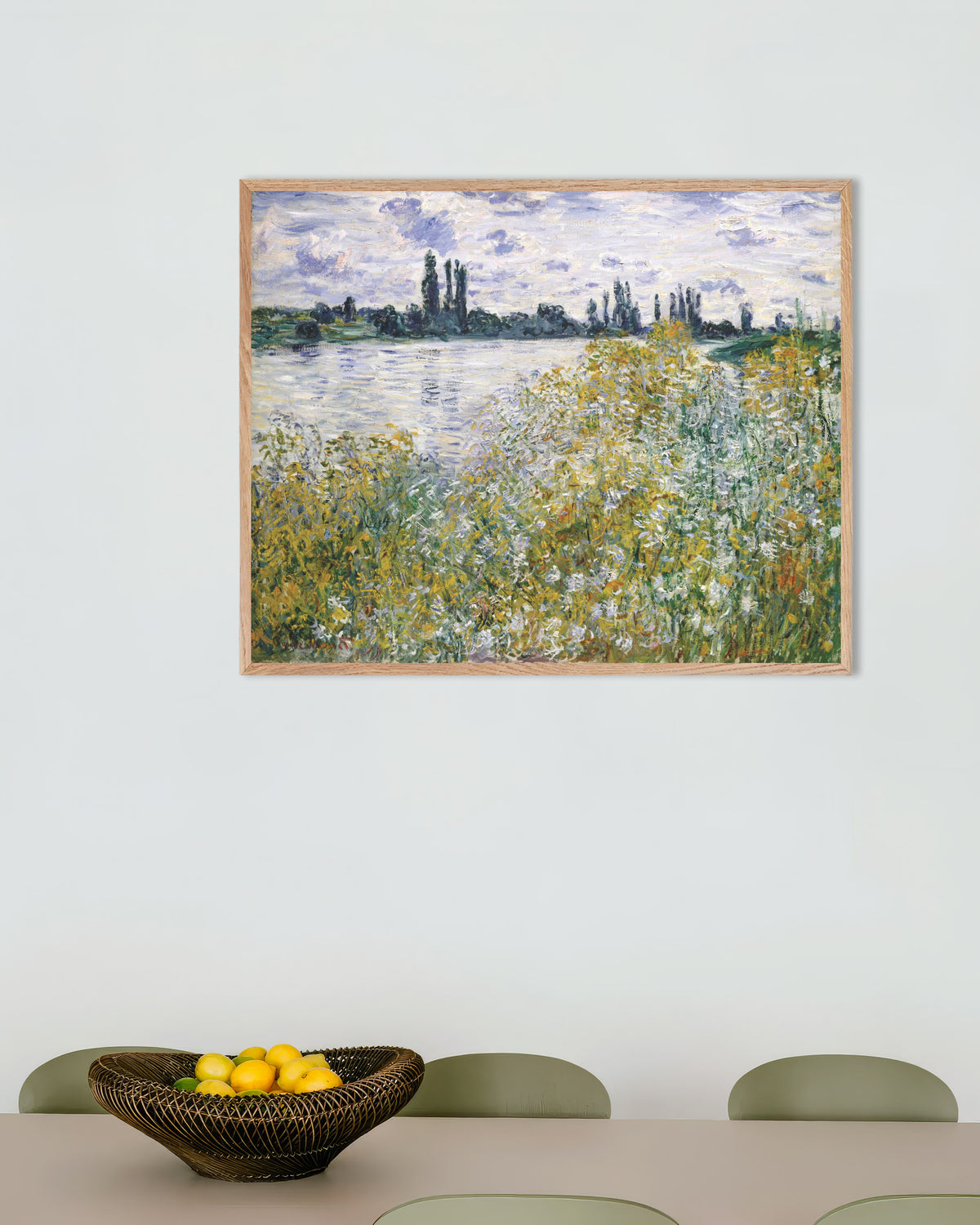 Poster Het Bloemeneiland bij Vétheuil (1880) van Claude Monet met naturel houten lijst
