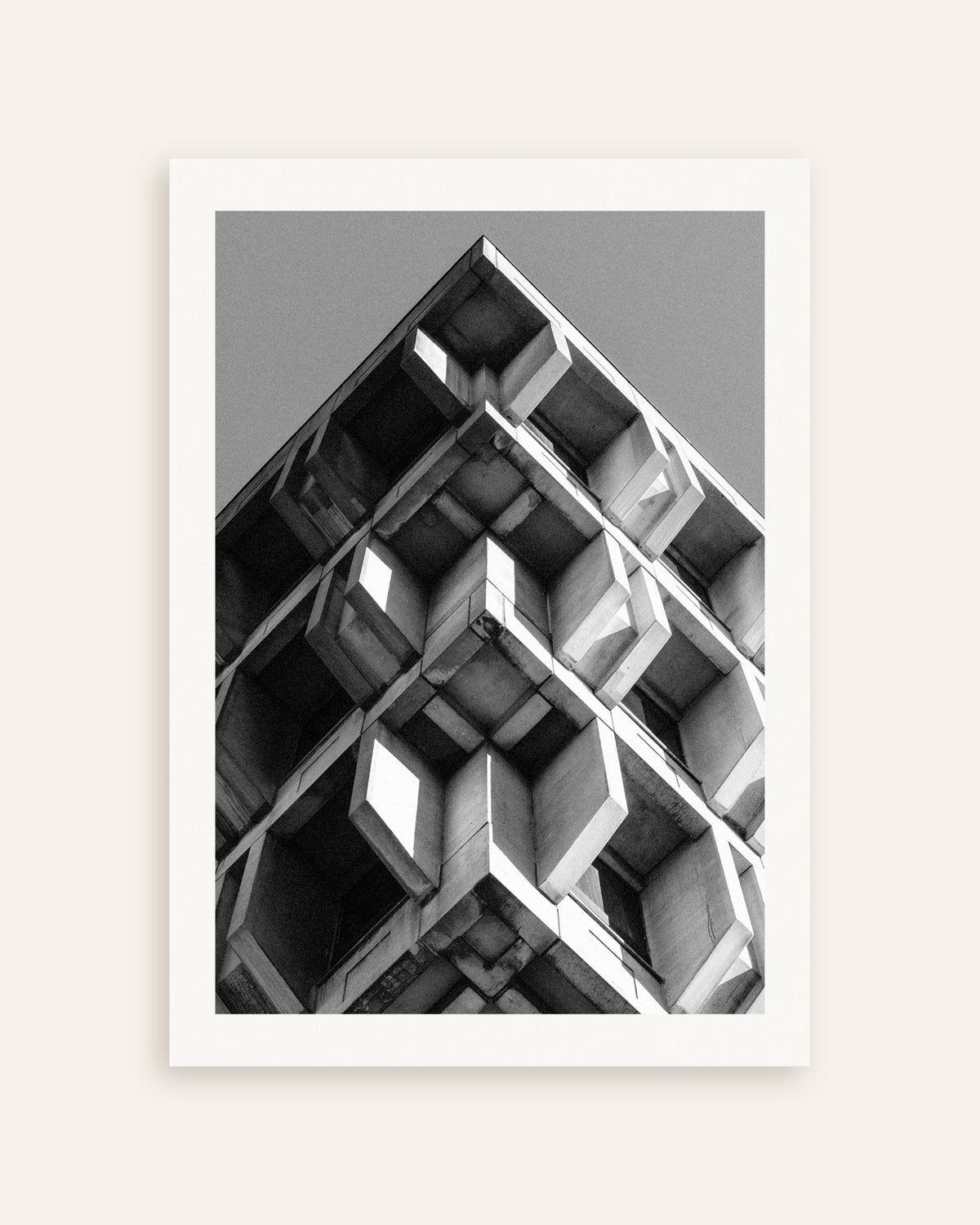 Poster ‘Omgekeerde piramide van betonnen blokken’, miniatuur