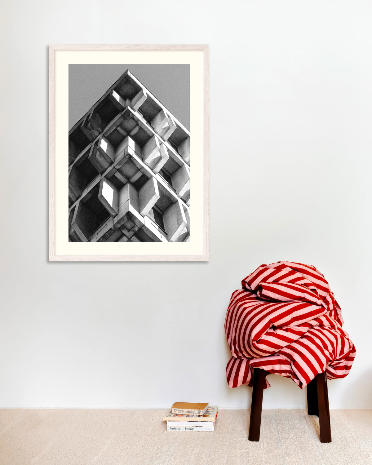 Poster ‘Omgekeerde piramide van betonnen blokken’, met witte houten lijst