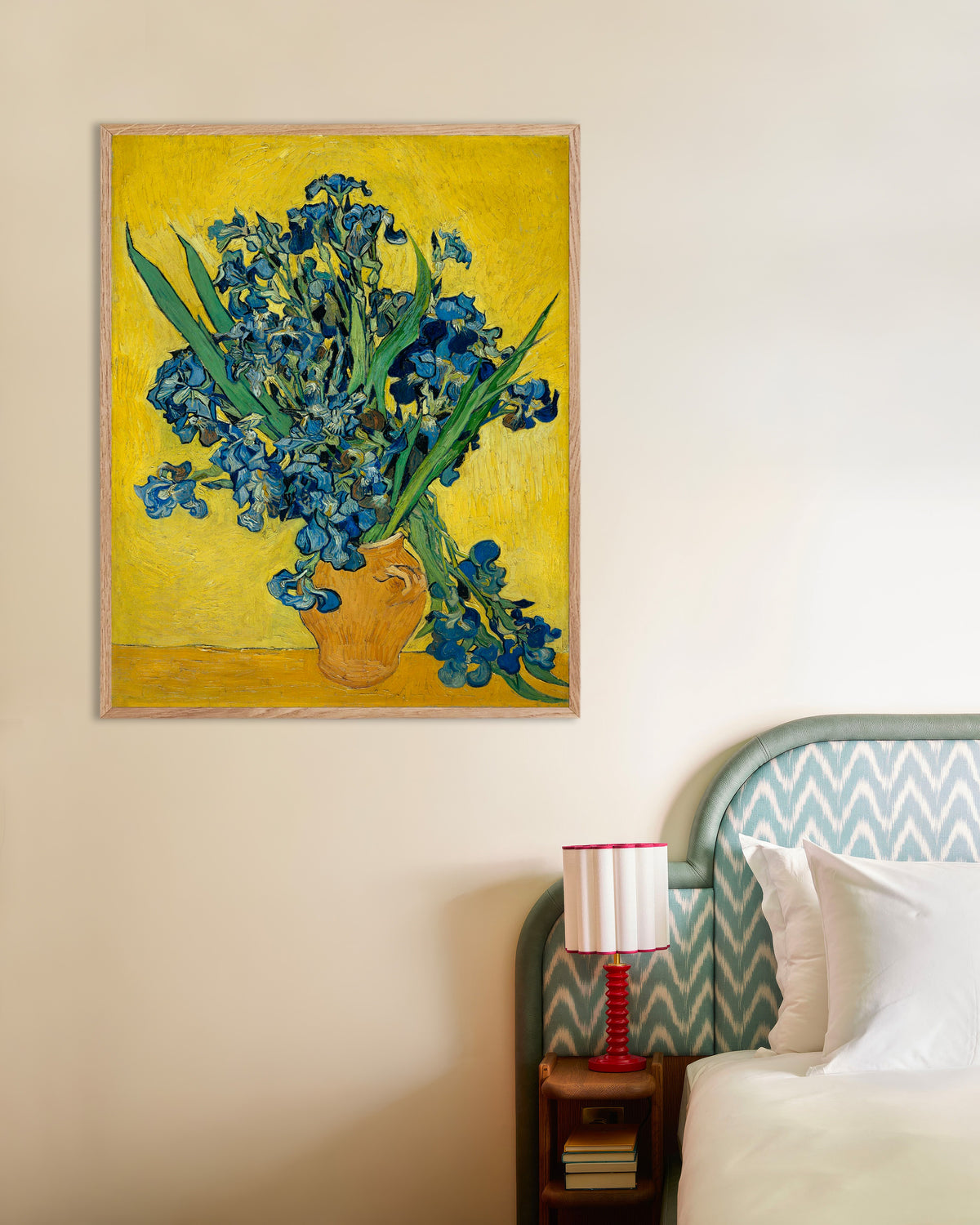 Poster « Iris dans un vase (1890), de Vincent van Gogh », avec un cadre en bois naturel