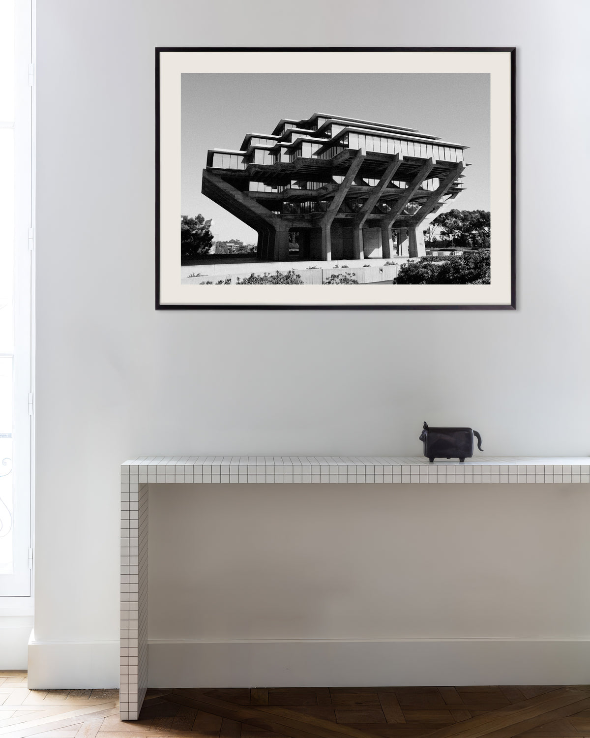 Poster ‘Bibliotheek op betonnen pilaren’, met metalen lijst