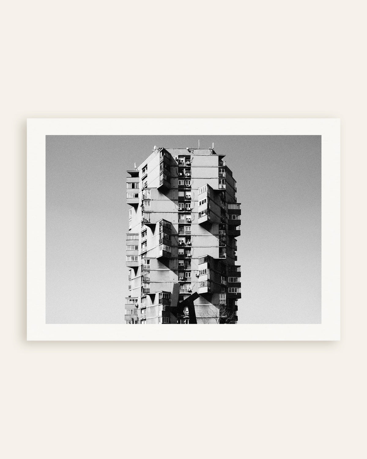 Affiche « Tour solitaire aux balcons saillants », vignette
