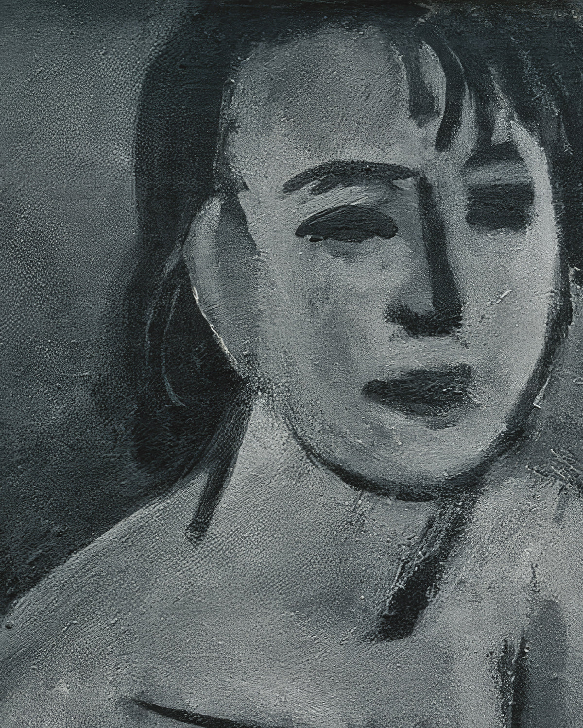 Een monochroom geschilderd portret van het gezicht en de schouders van een vrouw, weergegeven in grijstinten met penseelstreken tegen een donkergrijze achtergrond.