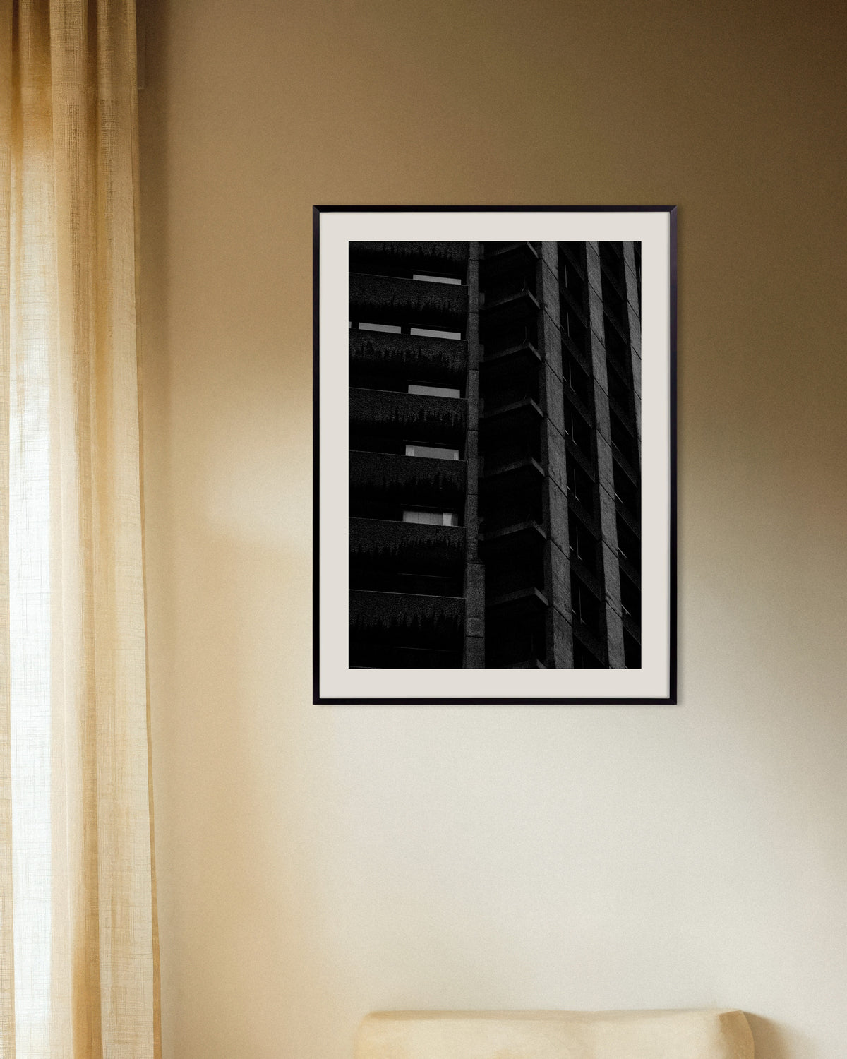 Poster ‘Nachtelijke gevel met hangplanten’, met metalen lijst