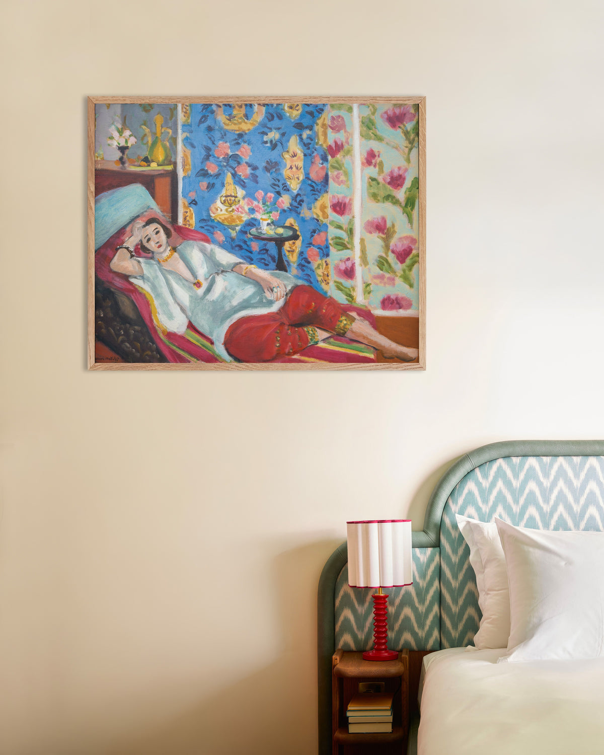 Poster représentant Odalisque aux culottes rouges (1924-1925) de Henri Matisse, avec un cadre en bois naturel
