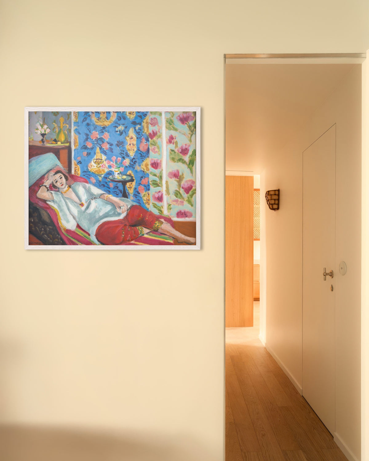 Poster représentant Odalisque aux culottes rouges (1924-1925) de Henri Matisse, avec un cadre en bois blanc