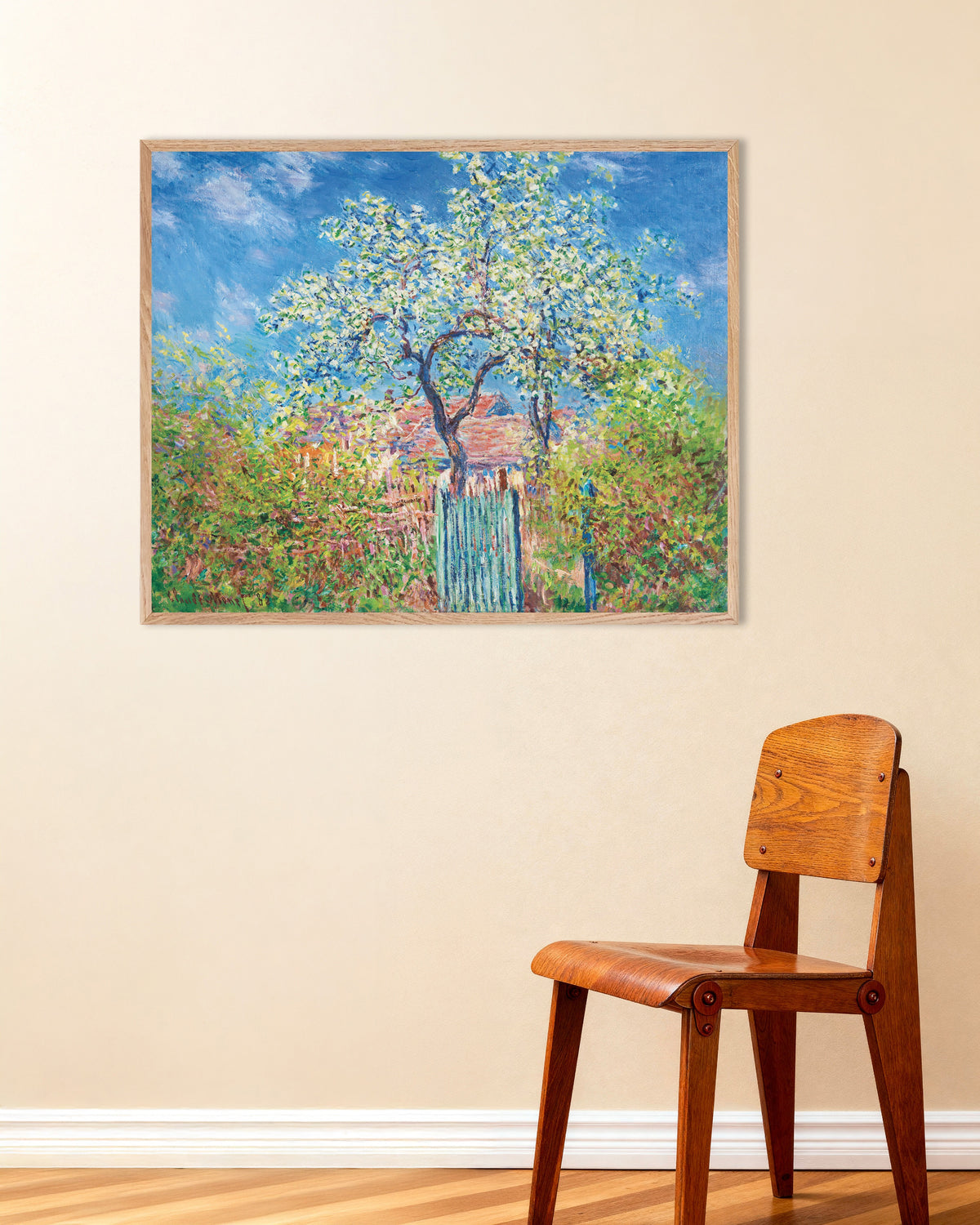 Poster Bloeiende perenboom (1885) van Claude Monet met naturel houten lijst