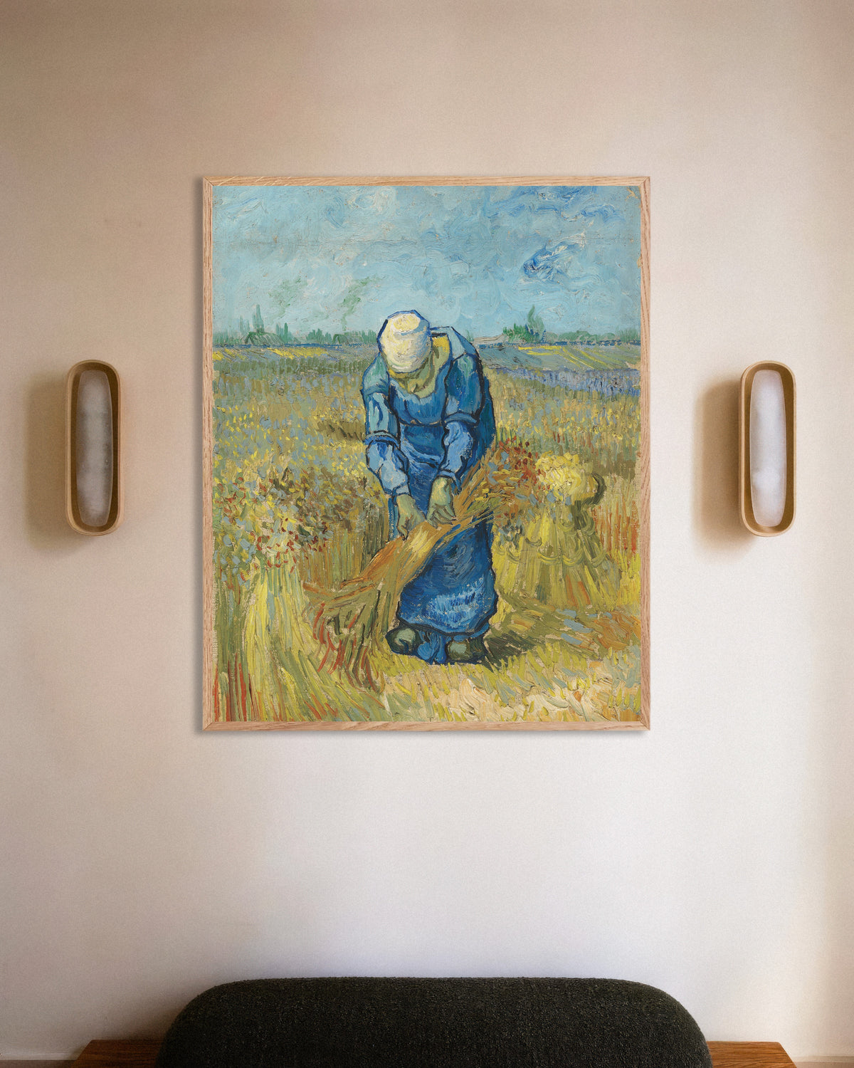 Poster van Boerin bindt schoven, naar Millet (1889), van Vincent van Gogh, met een naturel houten lijst