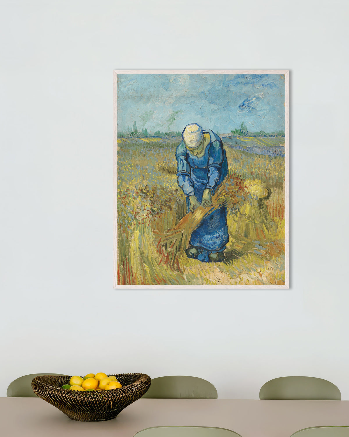 Poster van Boerin bindt schoven, naar Millet (1889), van Vincent van Gogh, met witte houten lijst