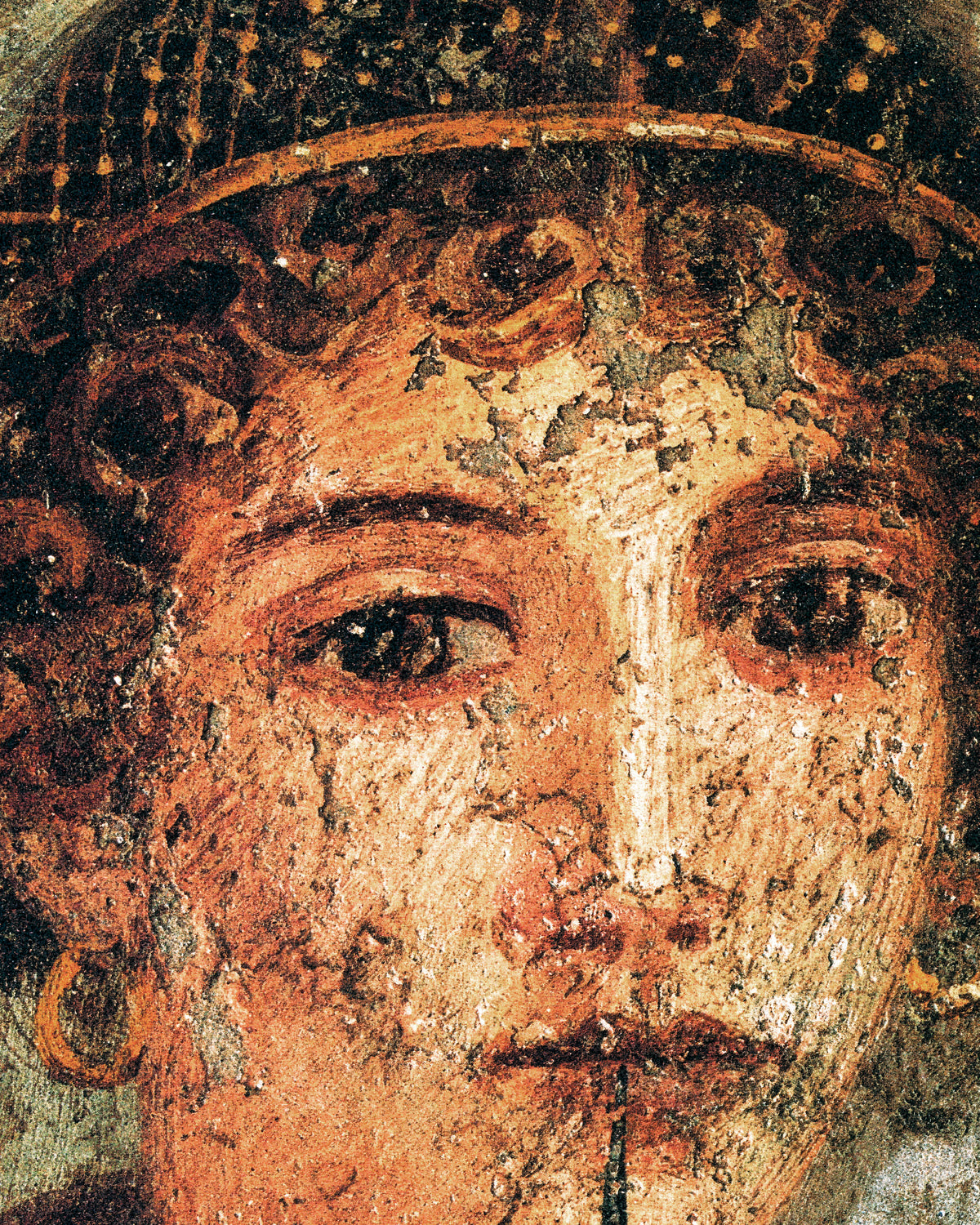 Extreme close-up van de ogen, krullen en het gouden haarnetje van Sappho op gebarsten pleisterwerk