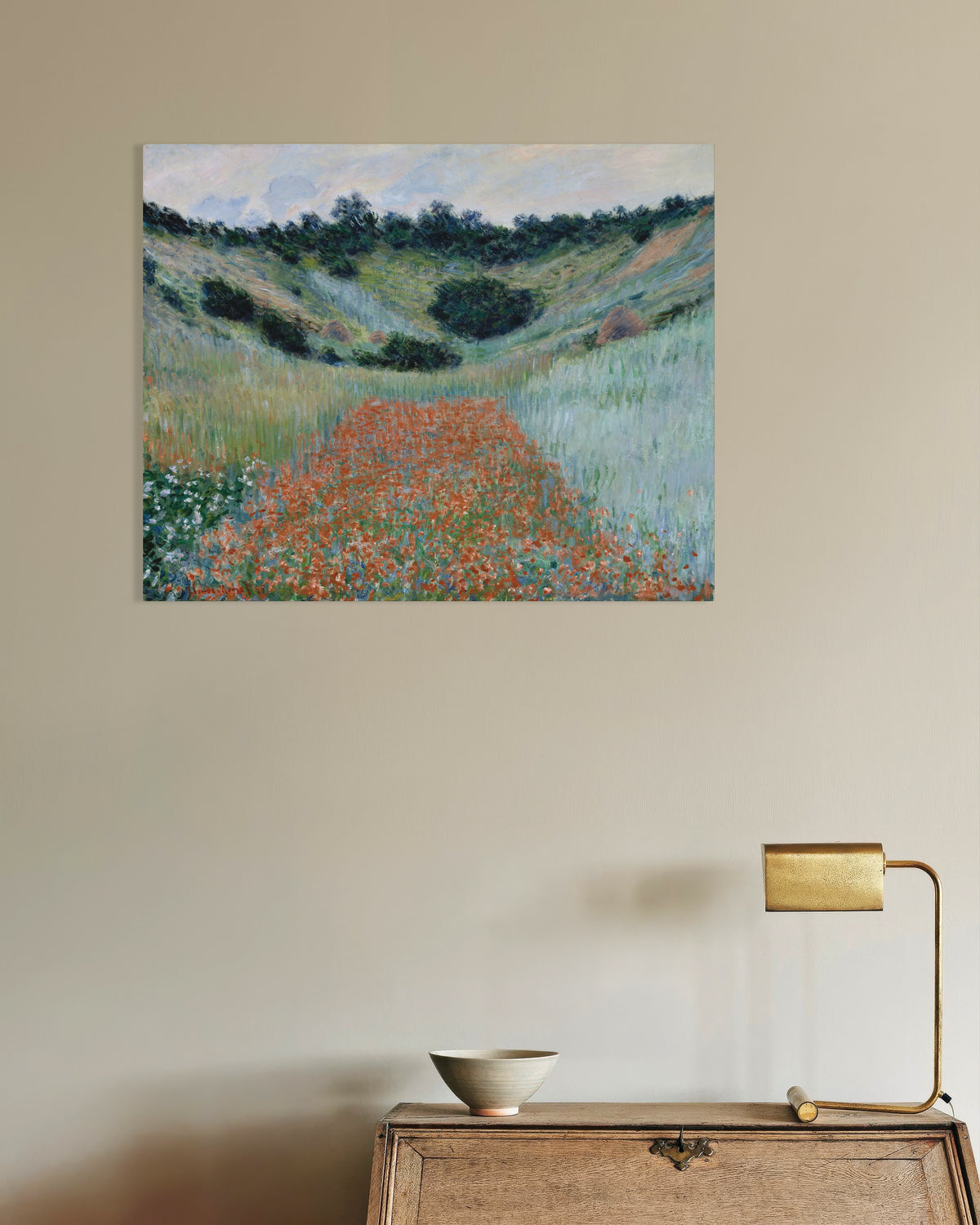 Poster Klaprozenveld in een dal bij Giverny (1885) van Claude Monet