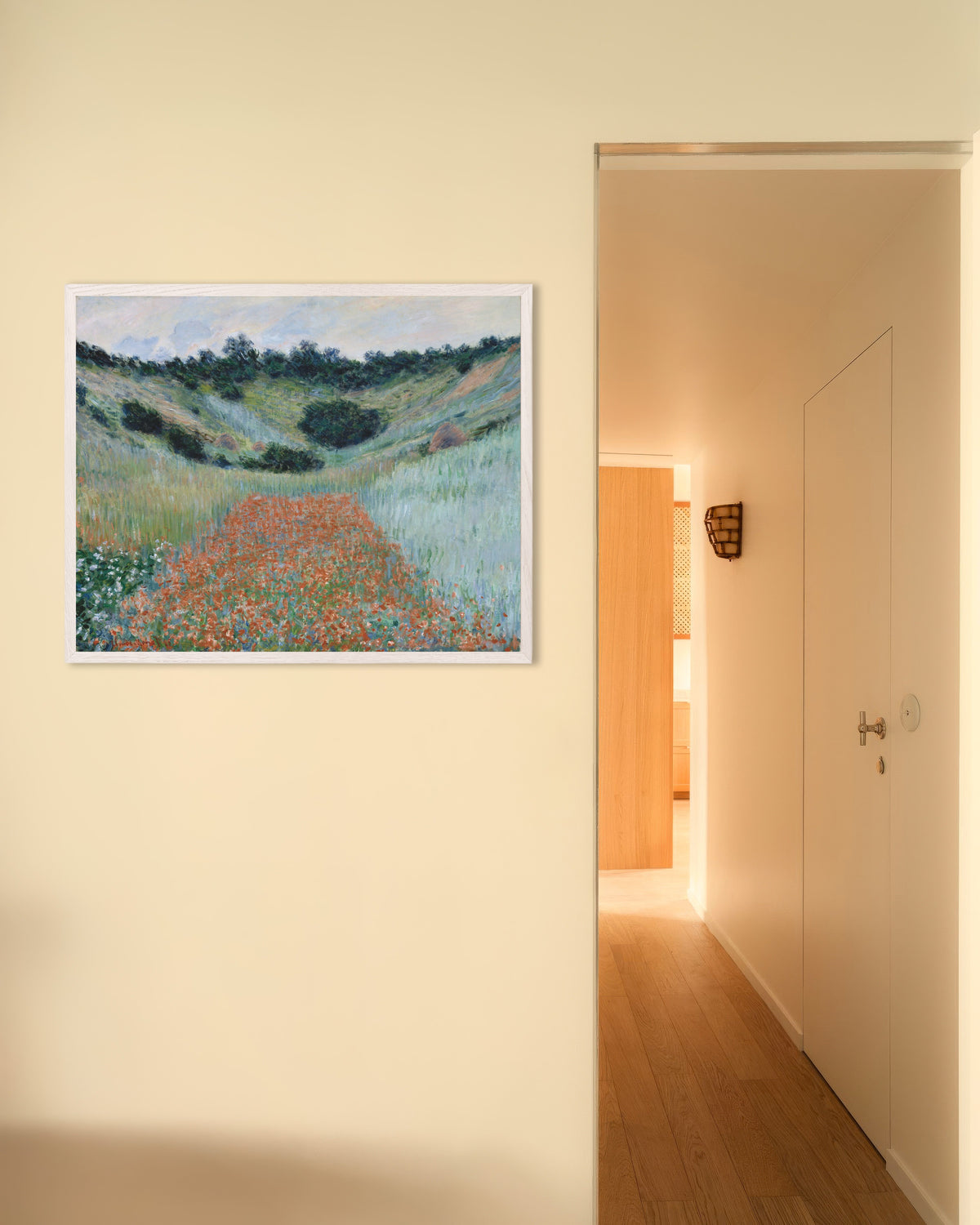 Poster Klaprozenveld in een dal bij Giverny (1885) van Claude Monet met witte houten lijst