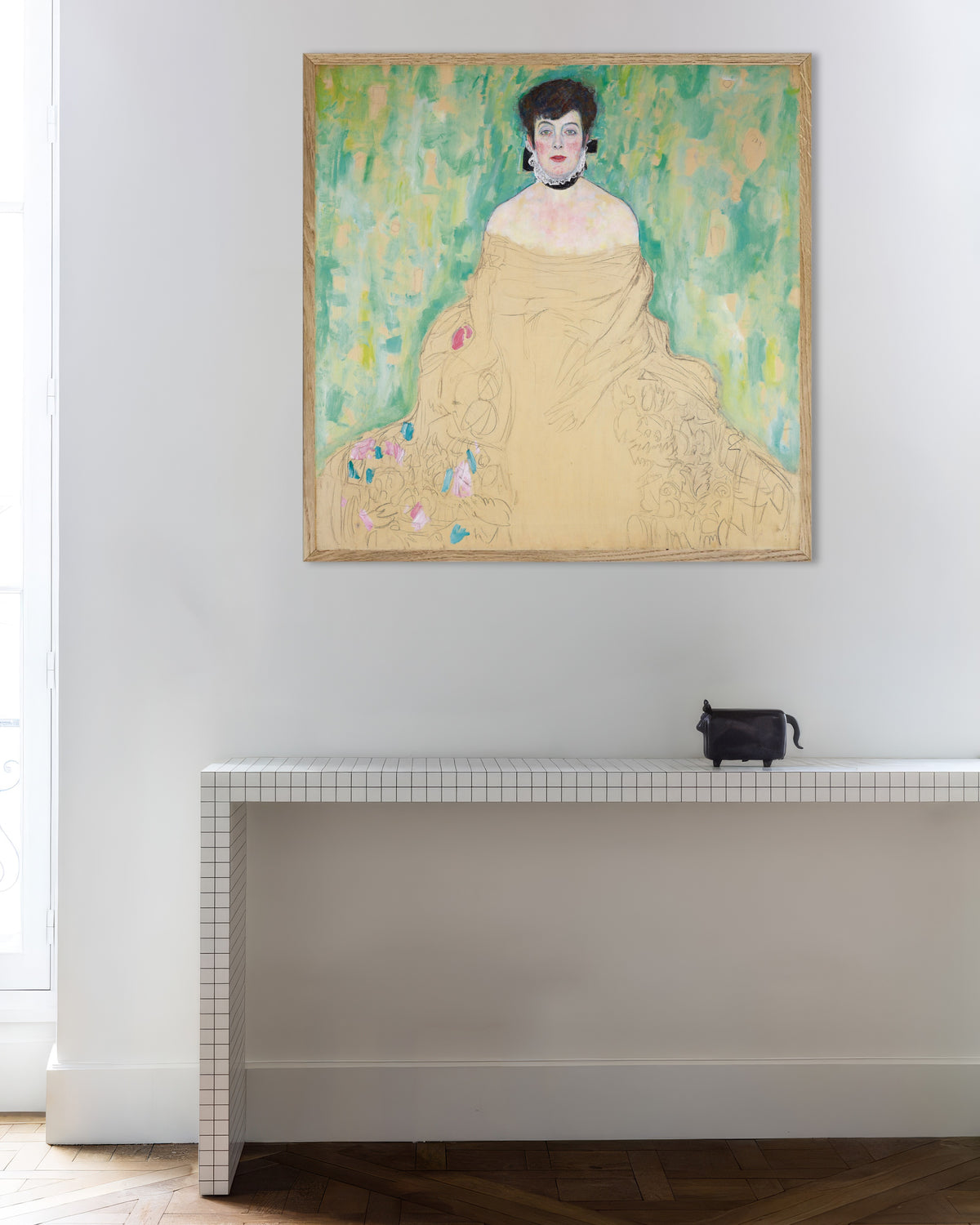 Poster Portret van Amalie Zuckerkandl (1917) van Gustav Klimt met naturel houten lijst