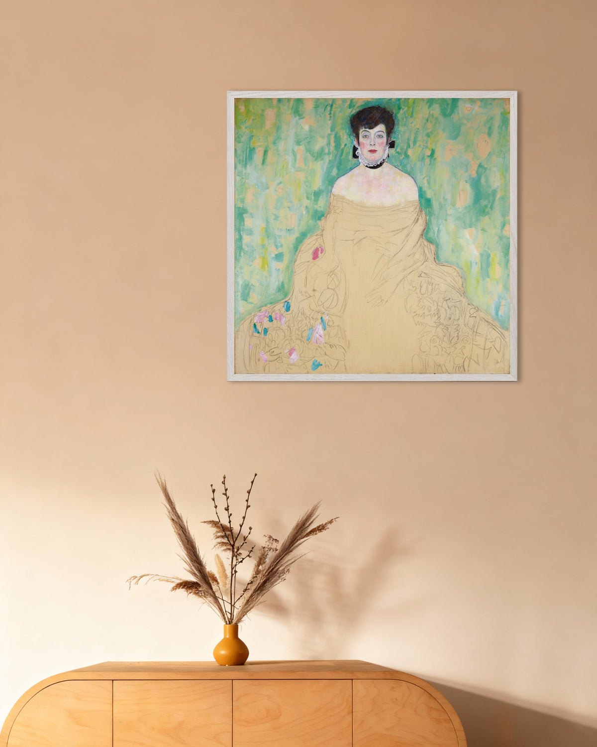 Poster Portret van Amalie Zuckerkandl (1917) van Gustav Klimt met witte houten lijst