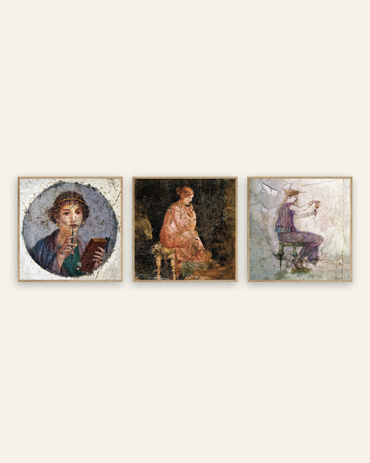 Romeinse fresco posters, set van 3: Sappho, zittende vrouw en parfum, in naturel eikenhouten lijsten