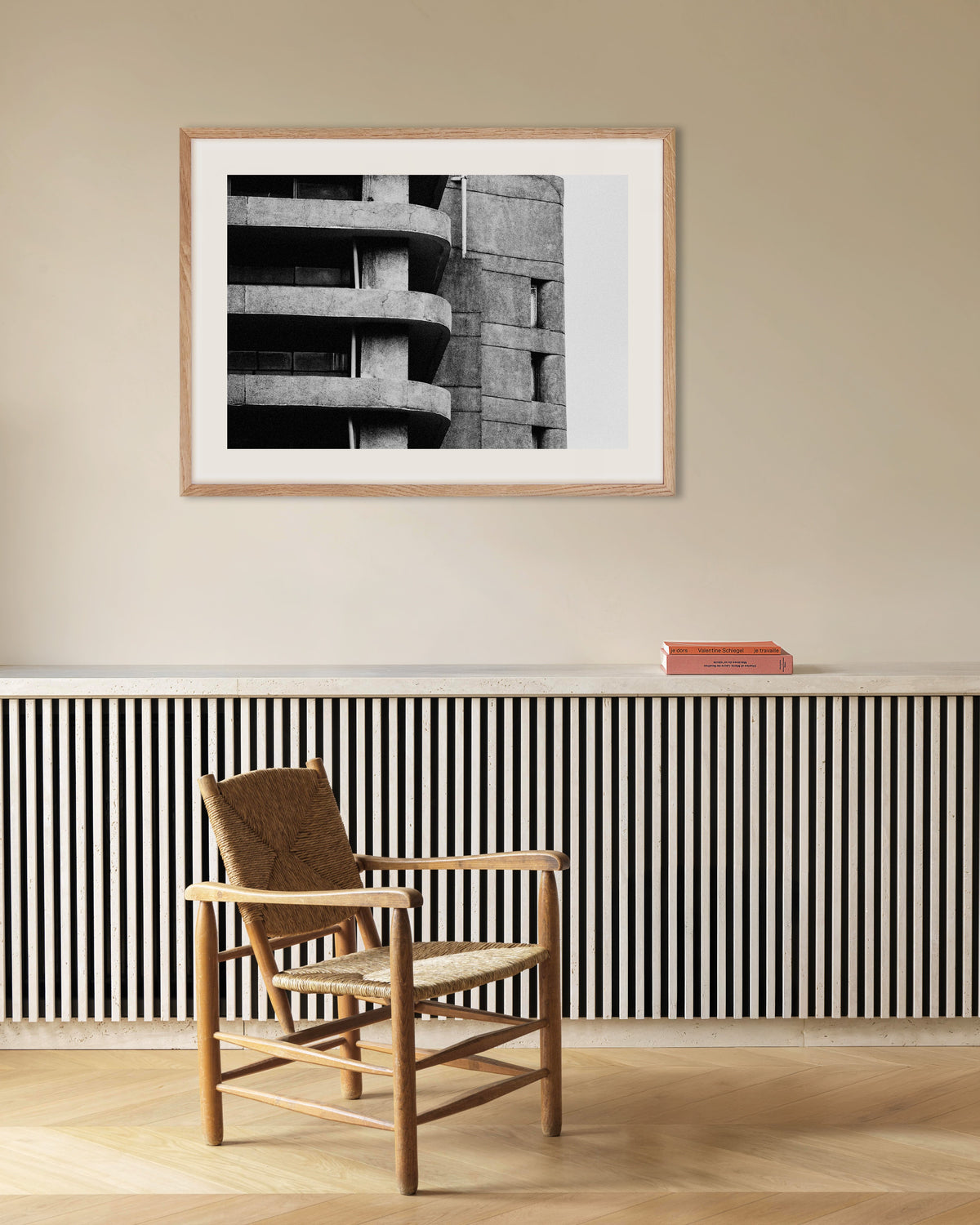 Poster ‘Afgeronde balkonplaten’, met naturel houten lijst