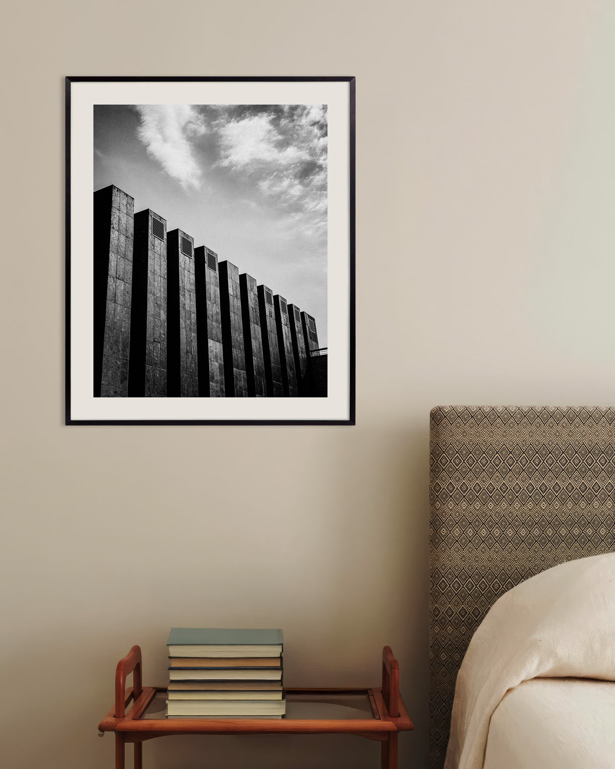 Poster ‘Rij donkere vinnen en wolken’, met metalen lijst