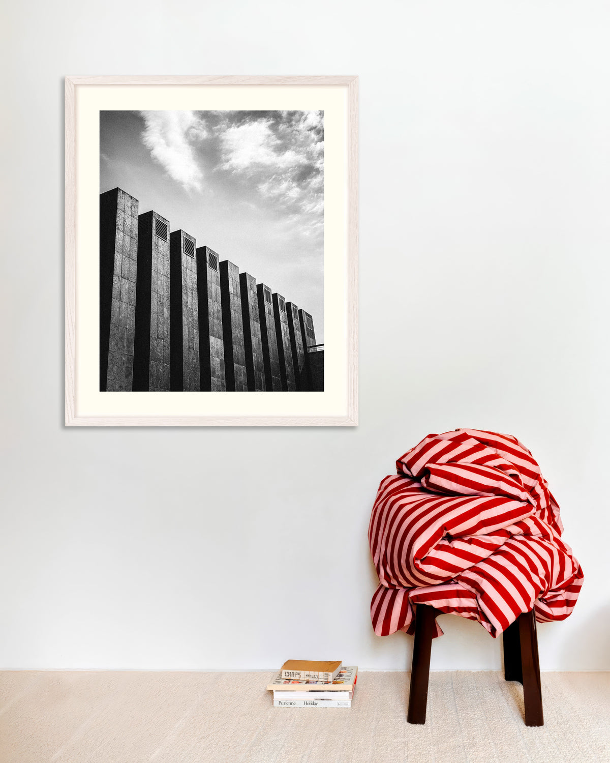 Poster ‘Rij donkere vinnen en wolken’, met witte houten lijst