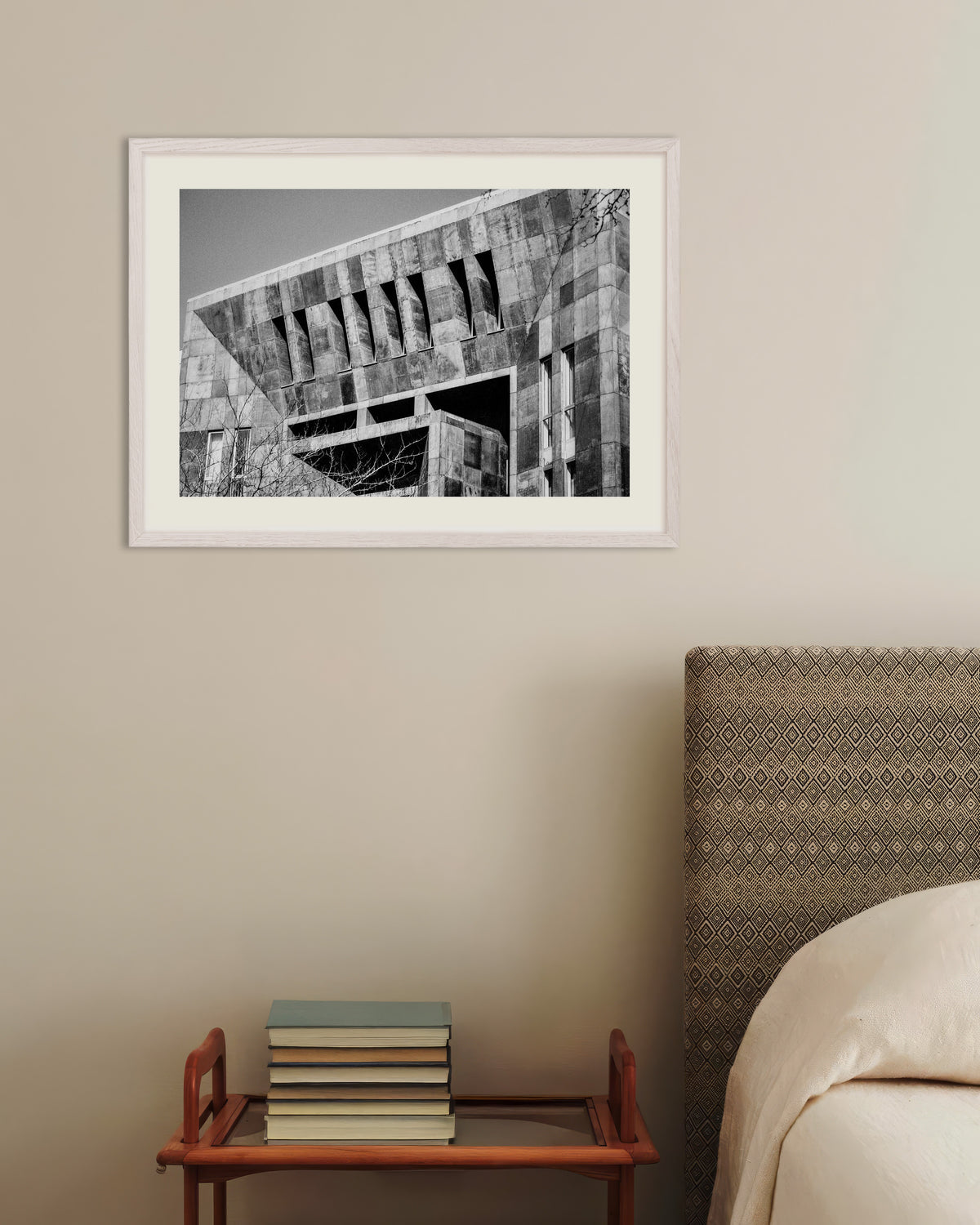 Poster ‘Zaagtandgevel van beton’, met witte houten lijst